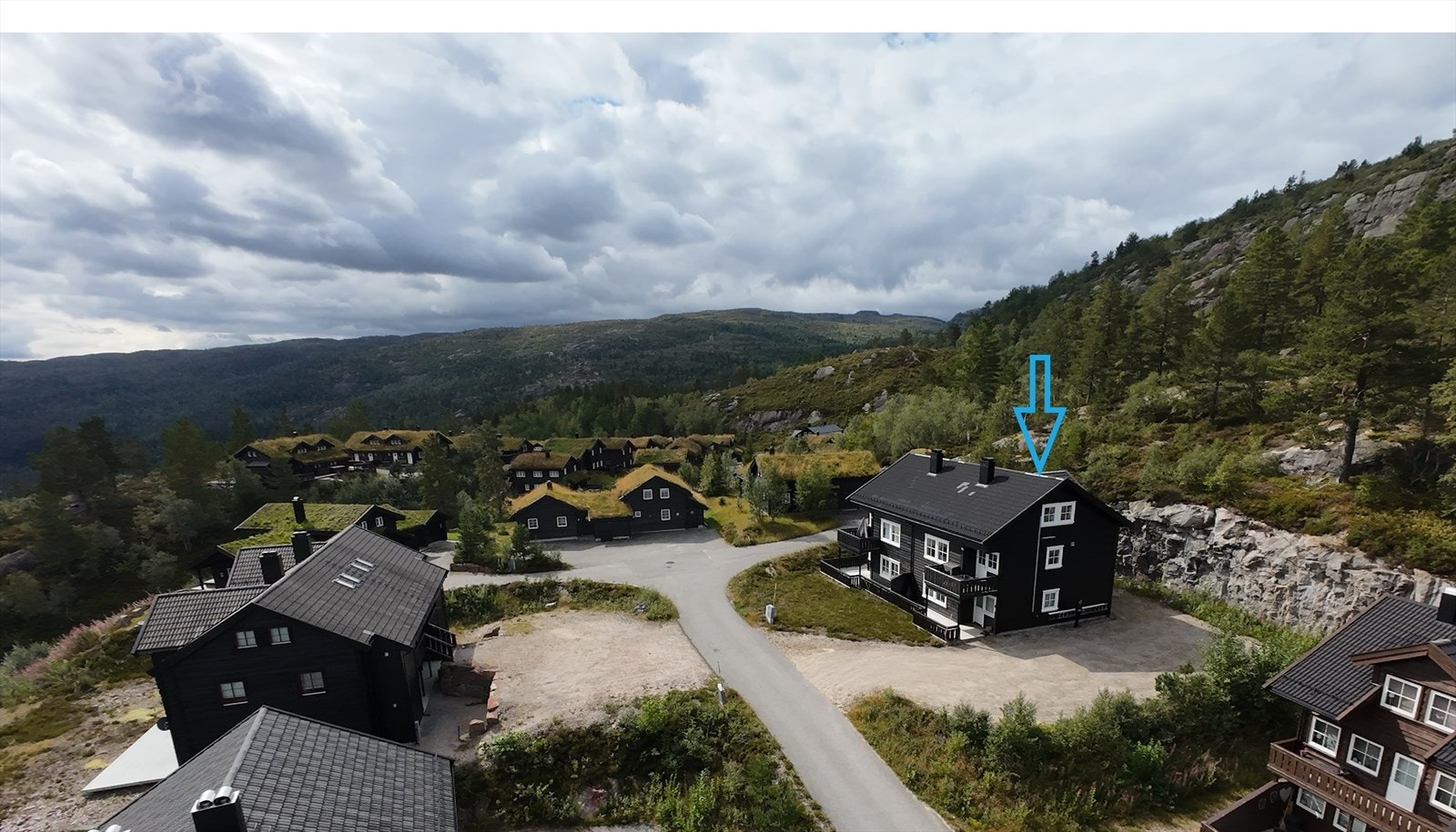 Leiligheten strekker seg over 2. og 3. etasje vendt ut mot parkeringen Galleribilde