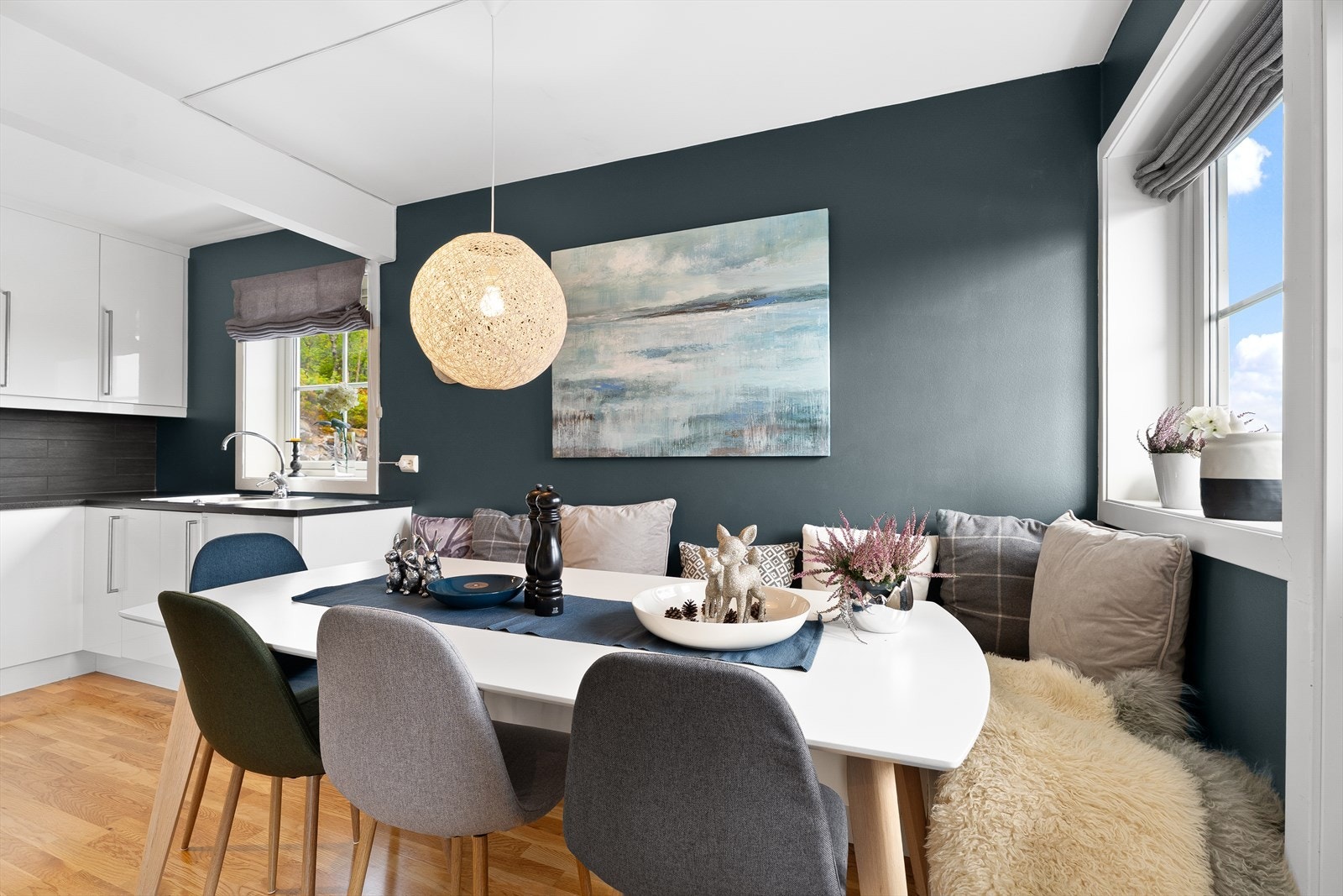 Kjøkken med spisestue og utgang til veranda Galleribilde