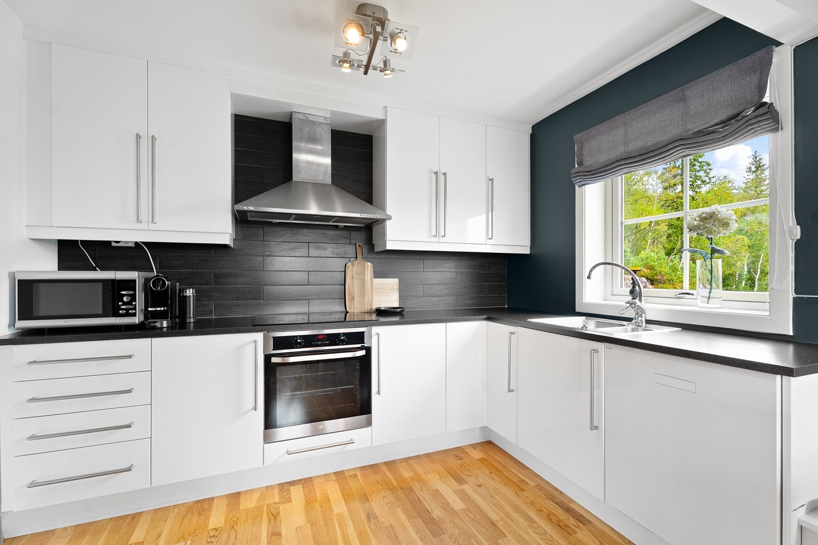 Tidløst og praktisk kjøkken Galleribilde