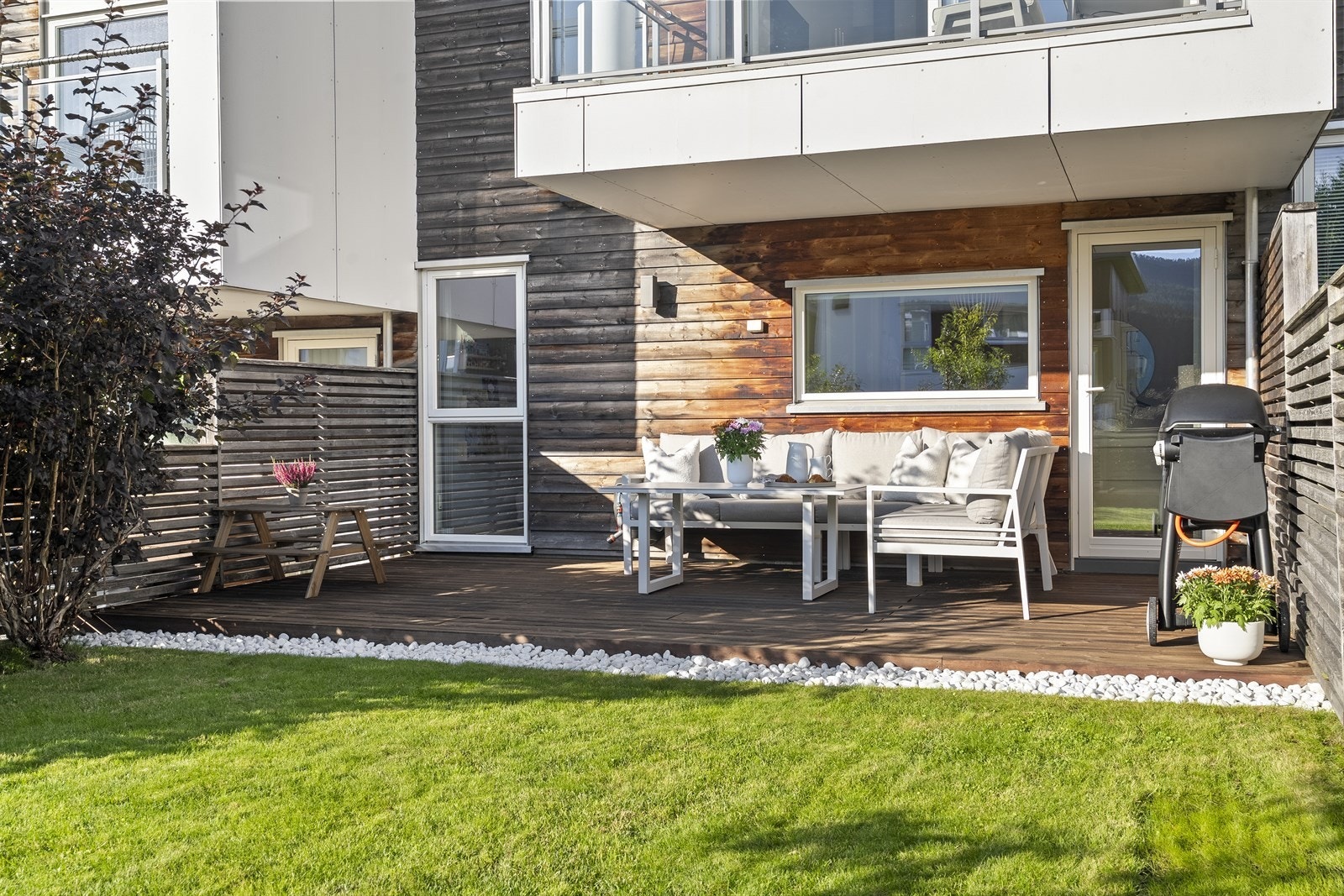 Terrassen har god plass til møblering og balkongen fungerer som takoverbygg for terrassen. Galleribilde