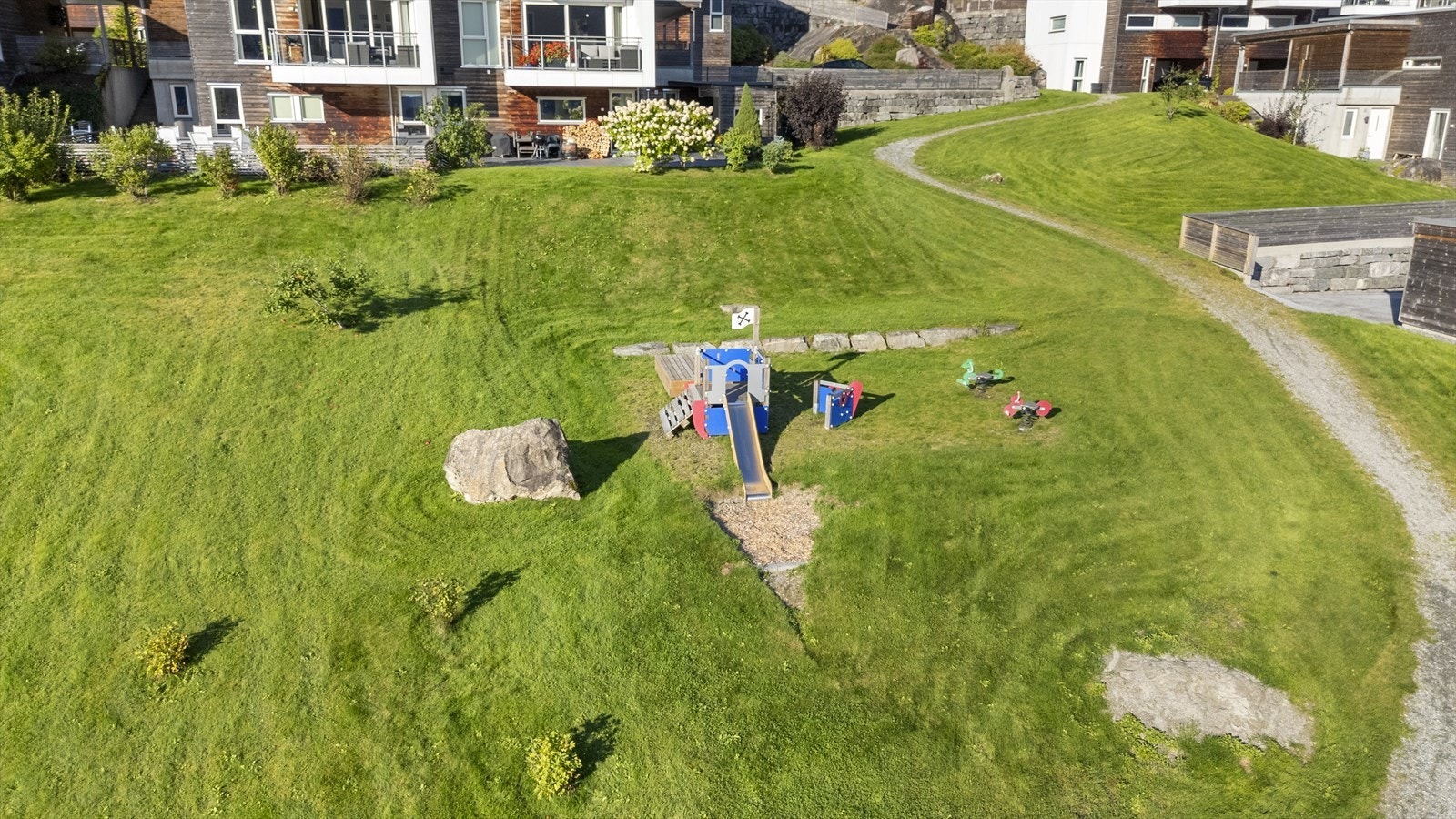 Sameiget har fint opparbeida fellesområde. Galleribilde