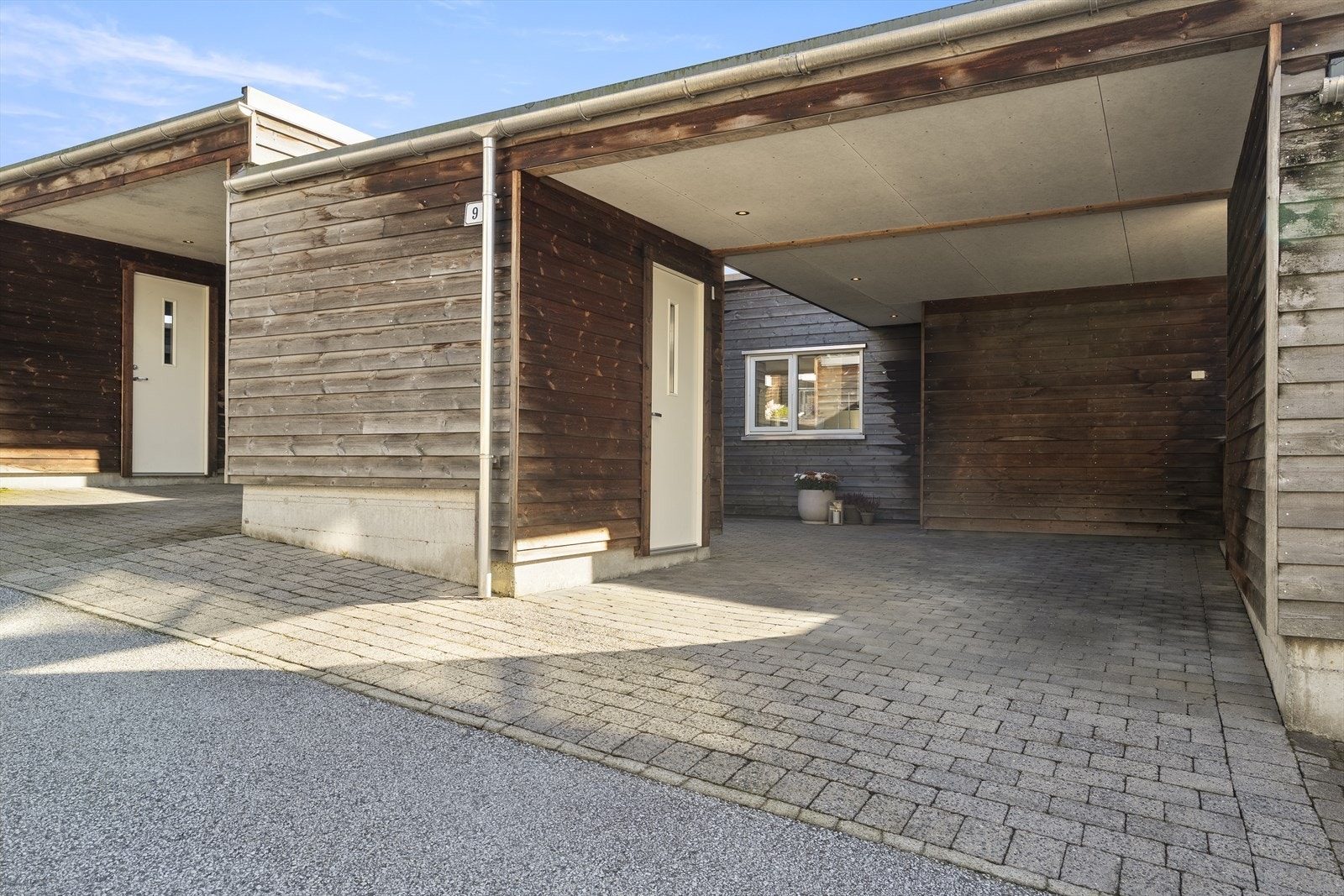 Her er det enkel tilkomst og god plass til parkering i eigen carport. Legg merke til boda til venstre i bildet. Galleribilde