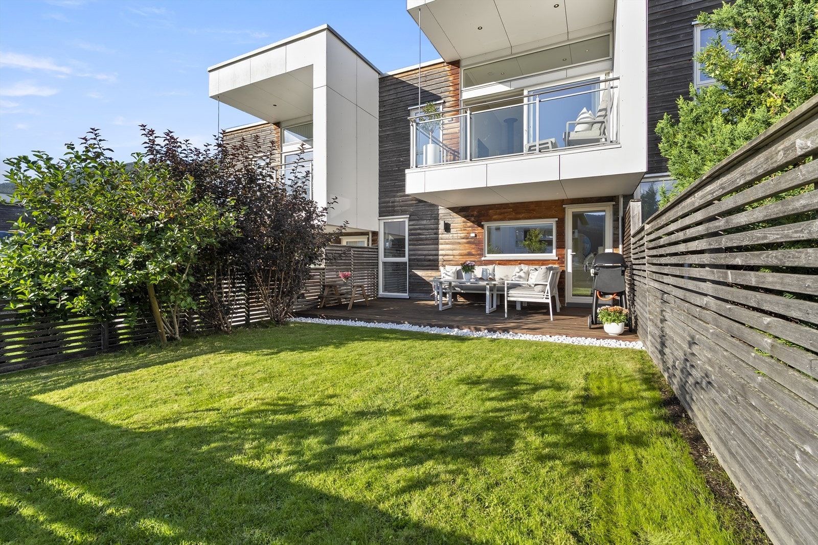 Eigedomen er svært fint opparbeida med lettsteld og inngjerda hage, dels overbygd terrasse og balkong. Galleribilde