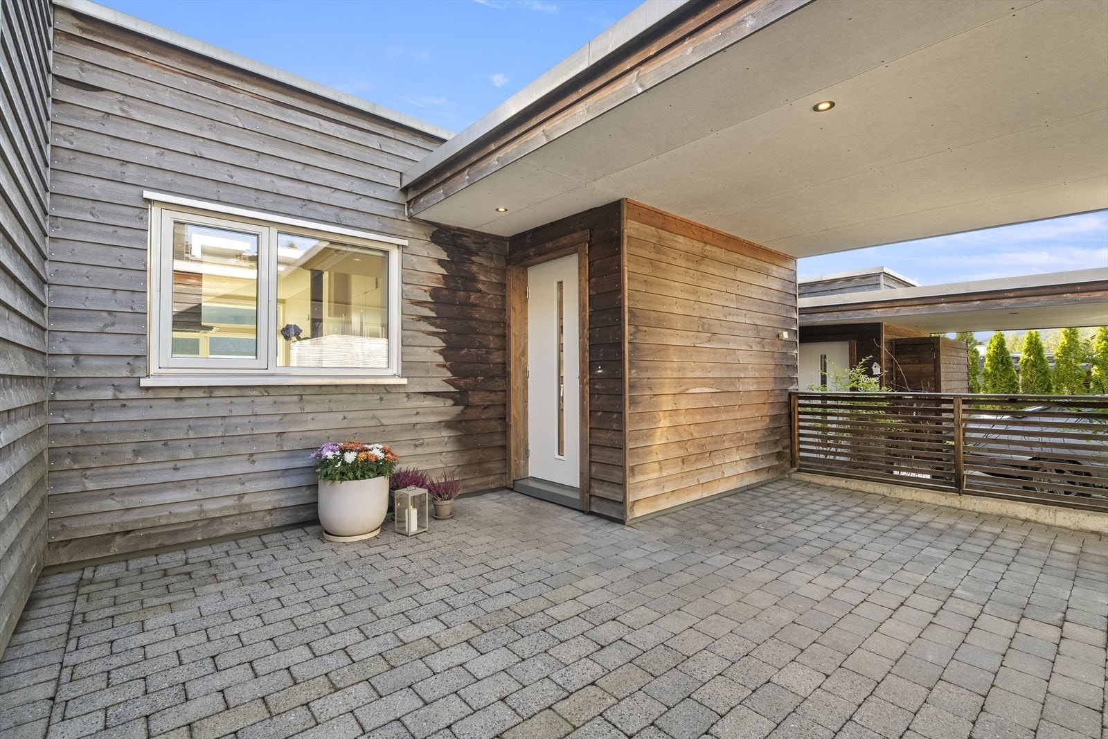 Carporten har downlights i himlinga. Galleribilde