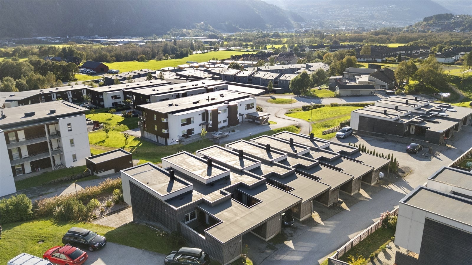 Eigedomen ligg eit "steinkast" frå Viebøen- og Vieåsen barnehage. Når borna blir større tilhøyrer dei Slåtten skulekrins. Galleribilde