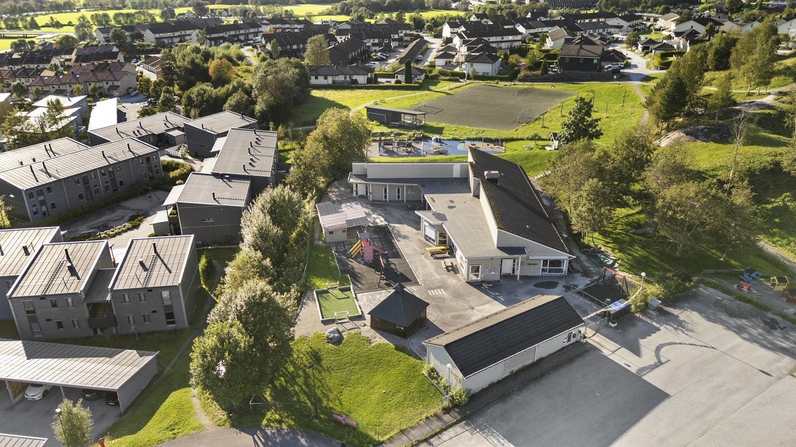 Området er svært barnevennleg. Viebøen barnehage er populær også etter stengetid. Galleribilde