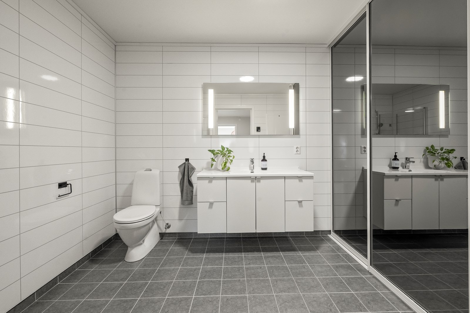 Badet er av god storleik og har tidlause kvalitetar. Her er det flislagt golv med varmekablar og våtromsplater på veggane. Galleribilde