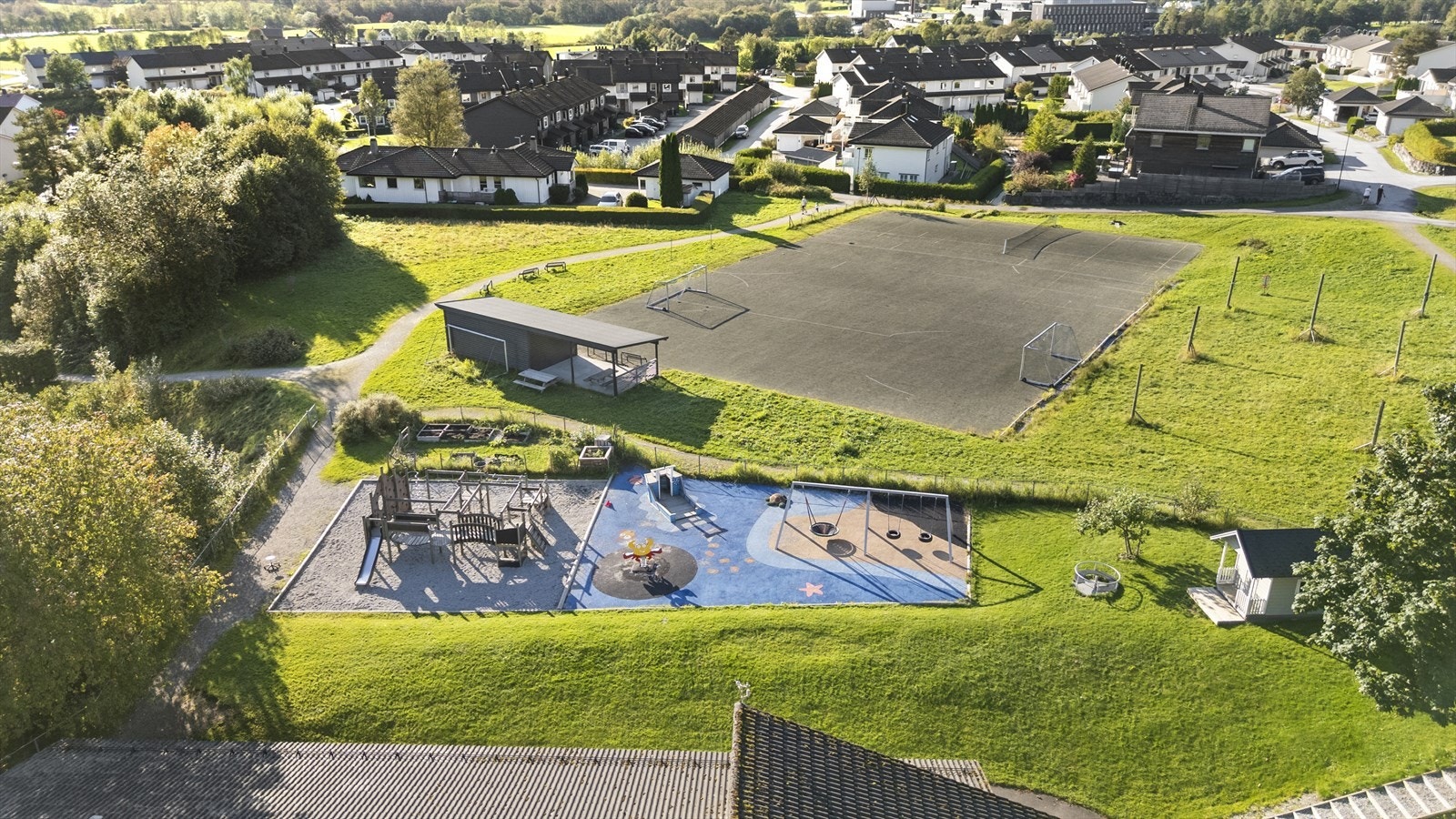 Her er det fine leikeplassar, ballbaner og samlingsplassar. Frisbeegolf er her også. Galleribilde
