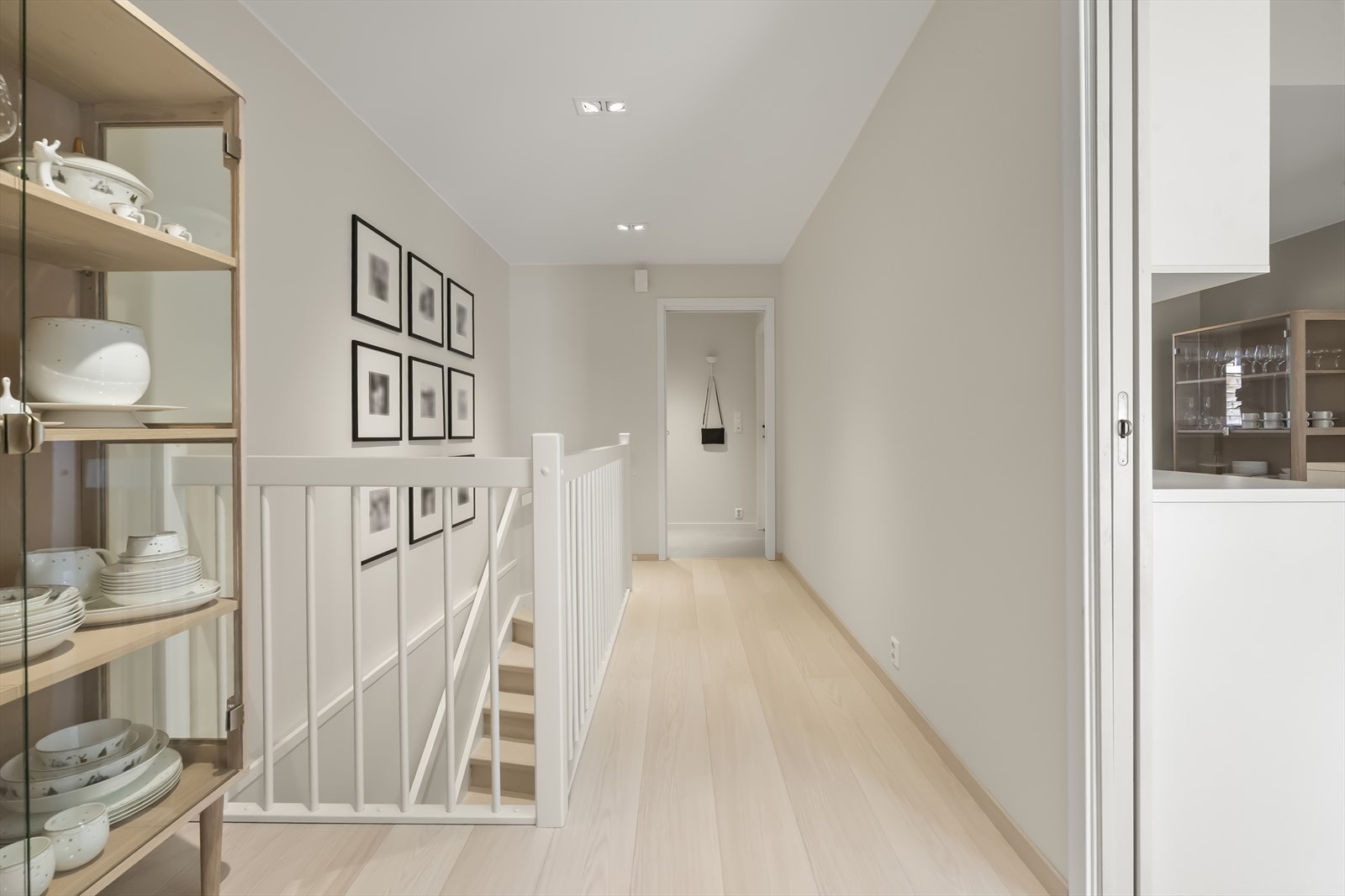 Viebakkane 9 er ein delikat og fin heim. Downlights i himlinga er dreibare. Galleribilde