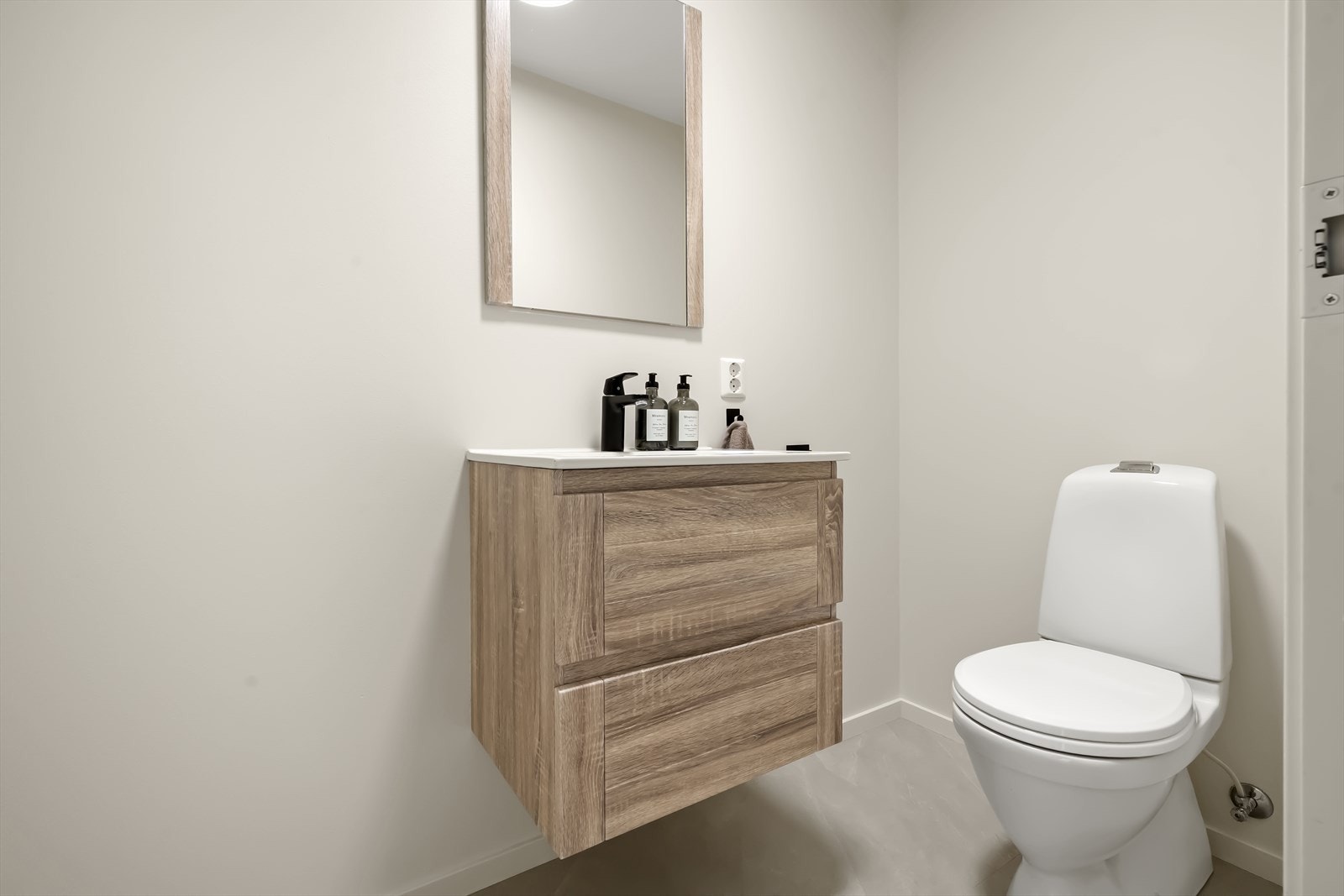 I enden av gangen ligg eit praktisk wc-rom, som nylig fikk tilsvarande golvflisar som vindfanget. Det er varmekablar her også. Galleribilde