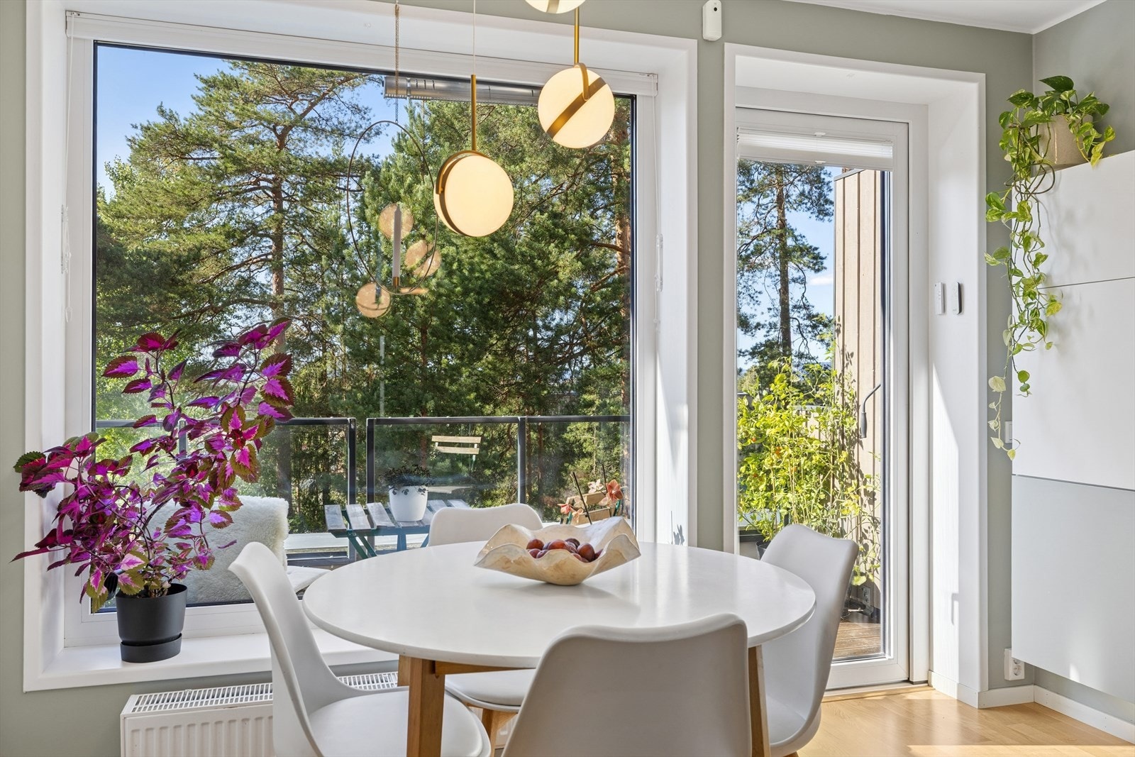 I tilknytning til kjøkkenet er det plass til et hyggelig spisebord hvor frokosten kan nytes. Til sammen gir kjøkkenet et godt inntrykk som innbyr til smakfull matlaging og hyggelige spisestunder. Galleribilde