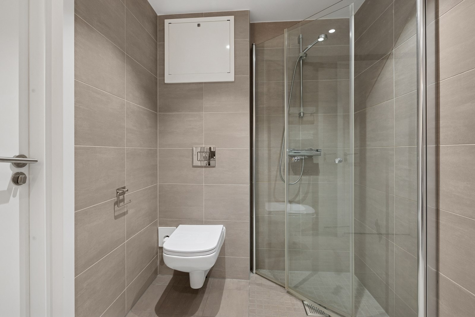 Badet er innredet med vegghengt klosett, servant med innredning, speilskap med lys og dusjhjørne med
svingbare glassdører. Videre er det er god plass til både vaskemaskin og tørketrommel i egen nisje. Galleribilde