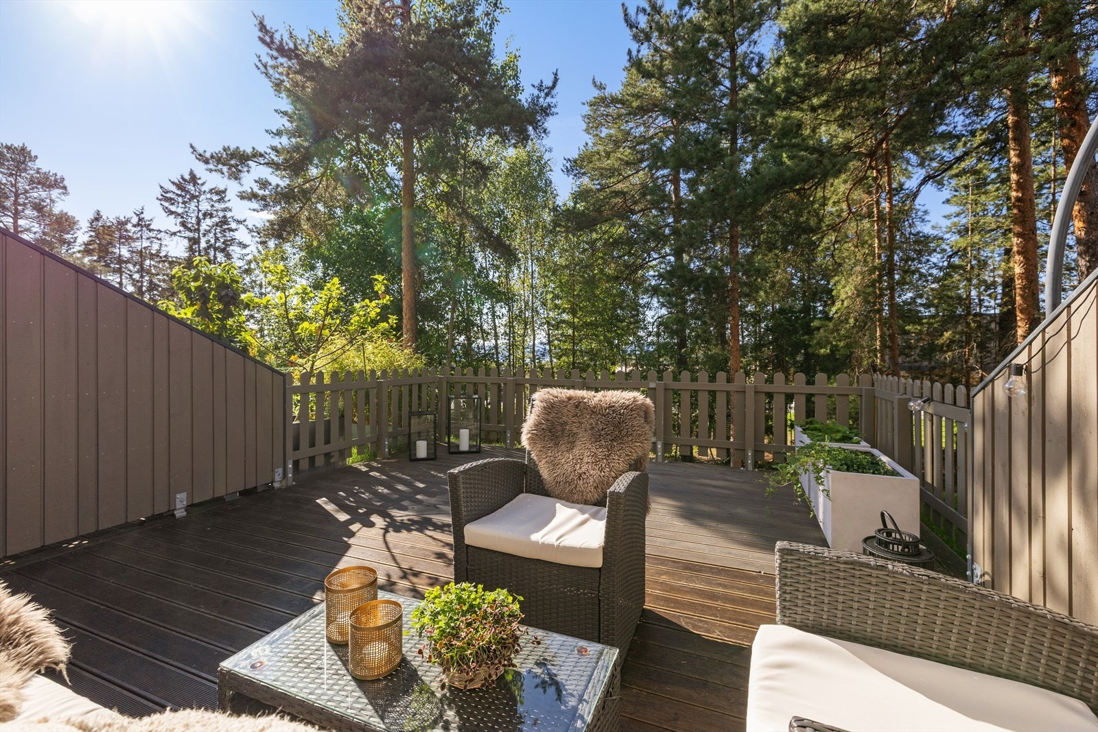 Flott opparbeidet terrasse med god boltreplass for barn og voksne. Uteplassen blir en naturlig forlengelse av stuen på sommerhalvåret. Galleribilde