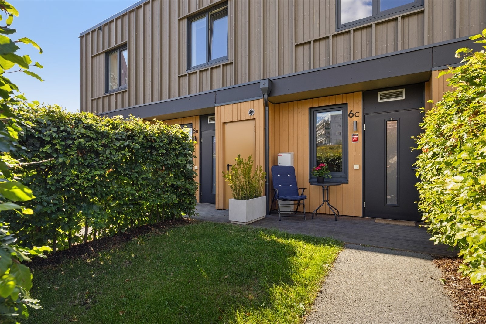 Du ønskes velkommen av et hyggelig inngangsparti med mulighet for sitteplass hvor kaffen kan nytes i morgensola. Galleribilde