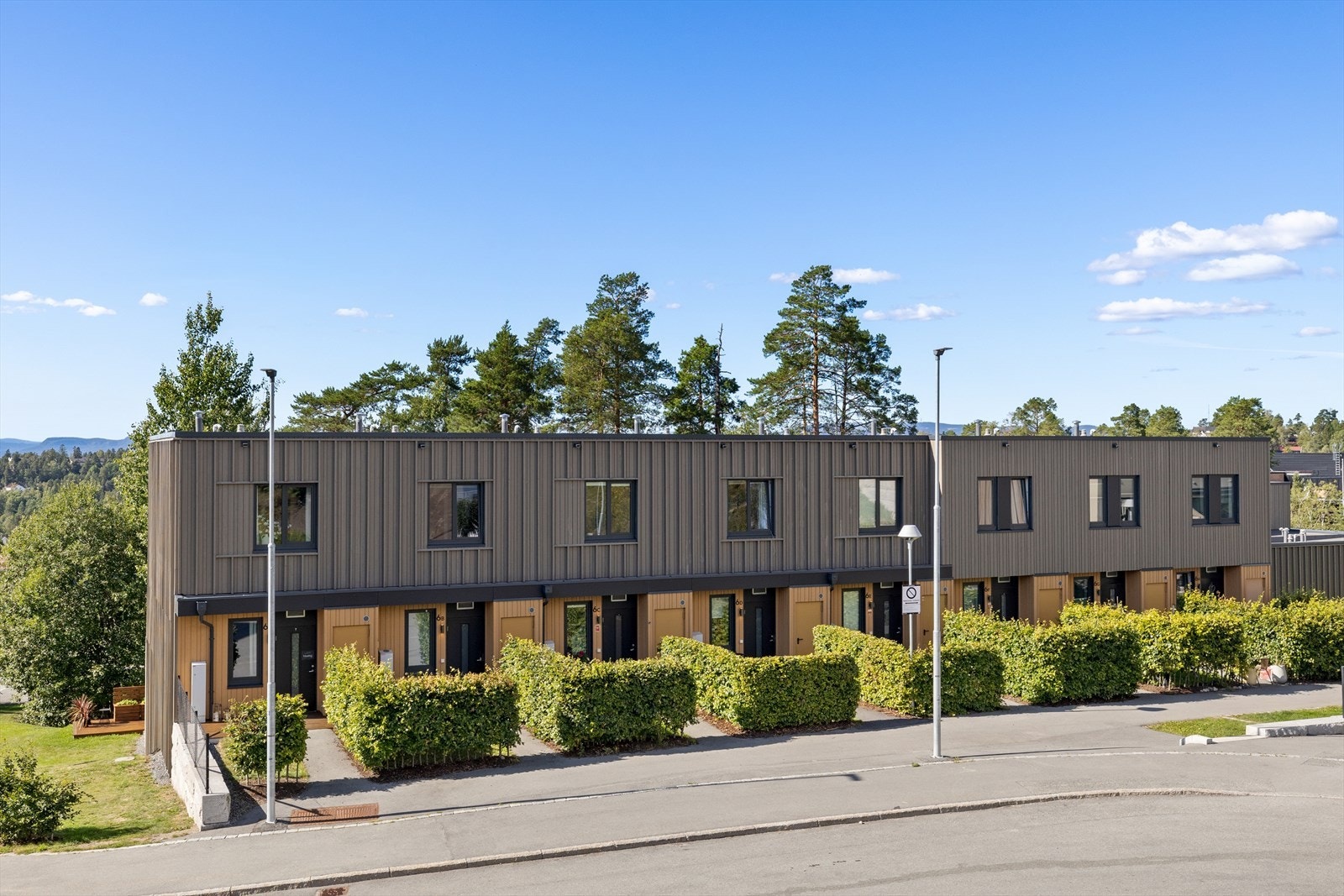 Et innholdsrikt og moderne rekkehus beliggende på Mortensrudhøyden med flere flotte uteplasser og mye boltreplass. Galleribilde