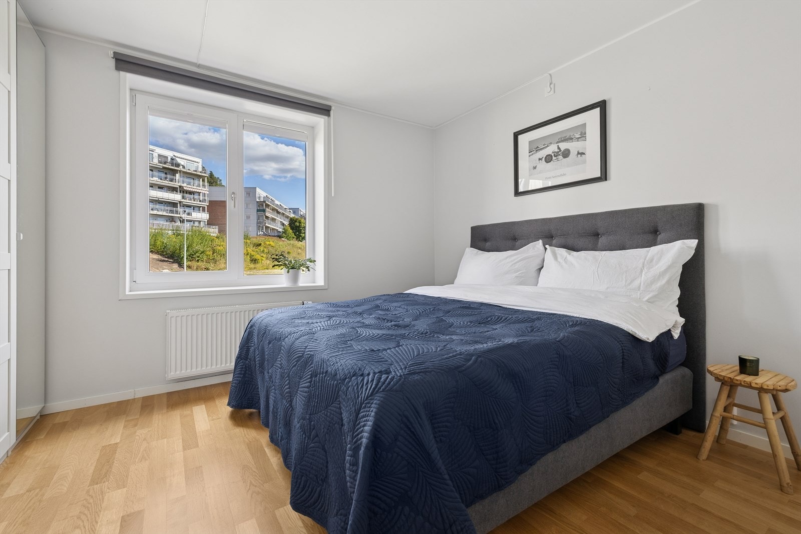 2. etasje byr på to romslige soverom med hyggelig og helhetlig gjennomførelse. Galleribilde