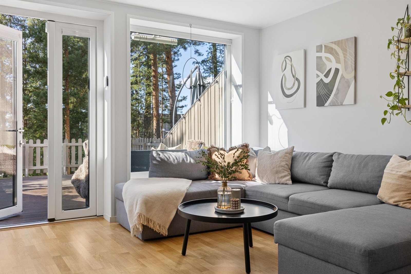 Store vindusflater som slipper inn godt med dagslys. Galleribilde