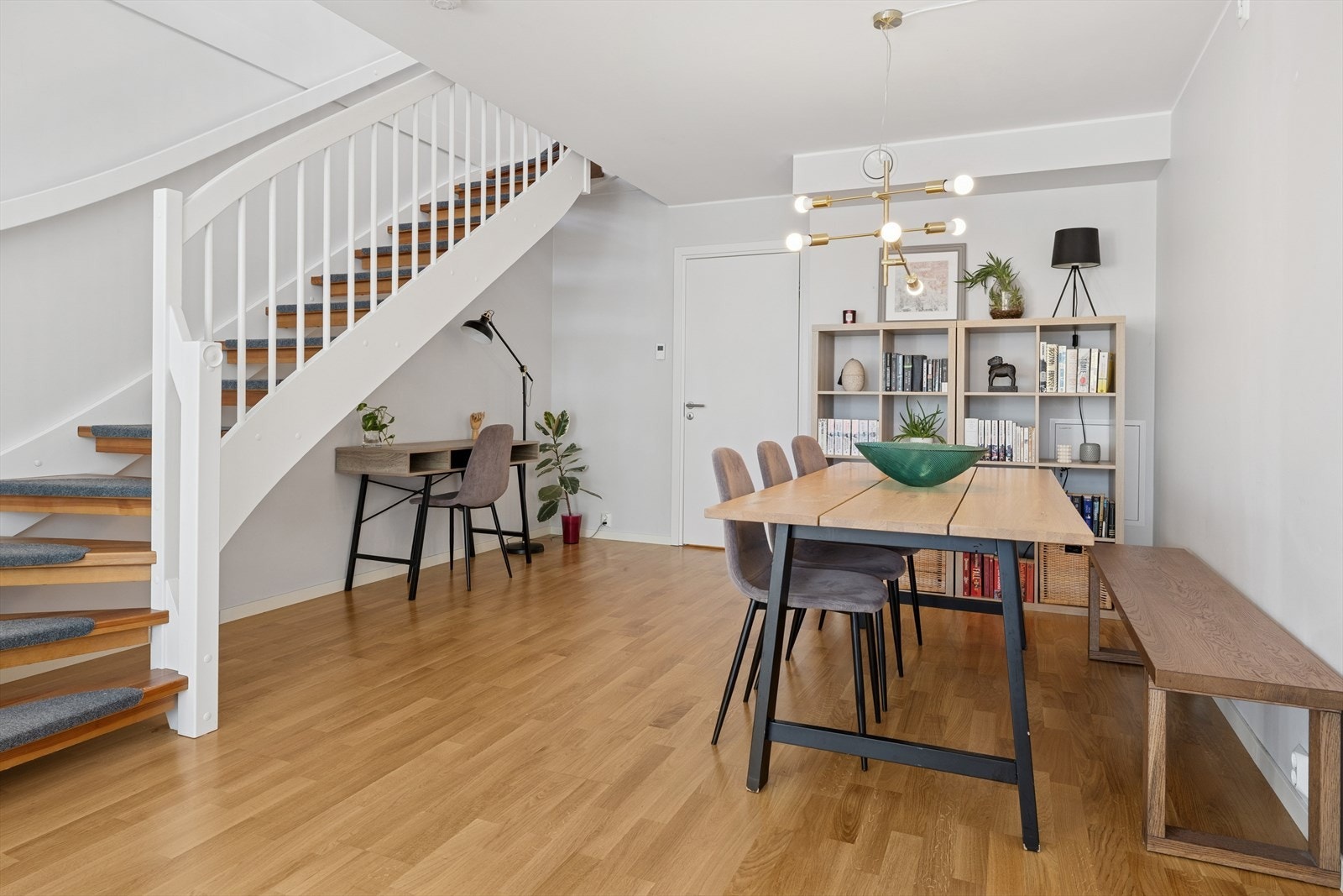 Her er det god plass til å samle familie og venner rundt et stort spisebord. Galleribilde