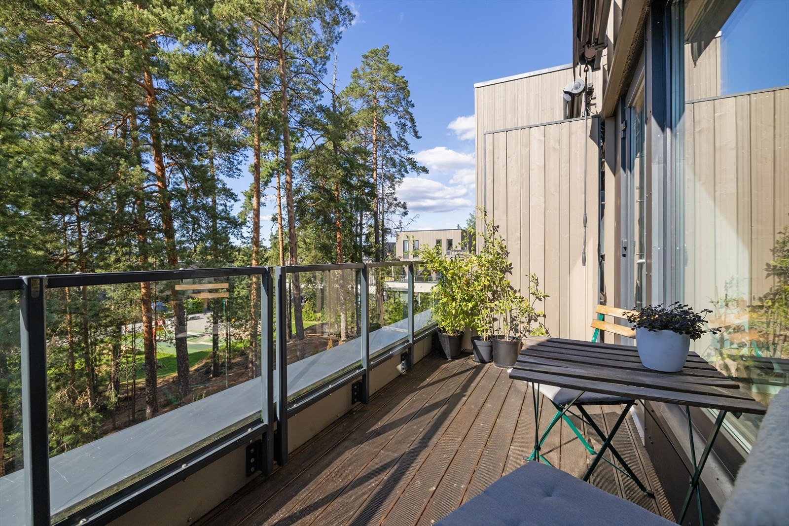 Her kan varme sommerdager nytes med flott utsyn. Det er montert markise for solskjerming. Galleribilde