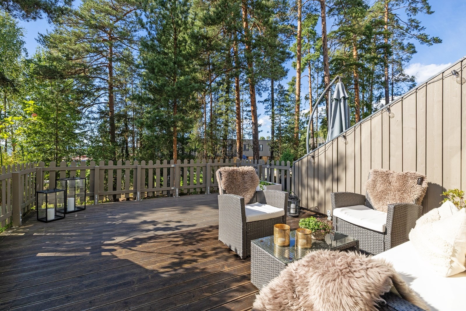 Utgang til en nordvestvendt markterrasse på ca. 21 m², med gode muligheter for å etablere flere hyggelige sittegrupper. Det er mulighet for å montere markise for solskjerming. Galleribilde