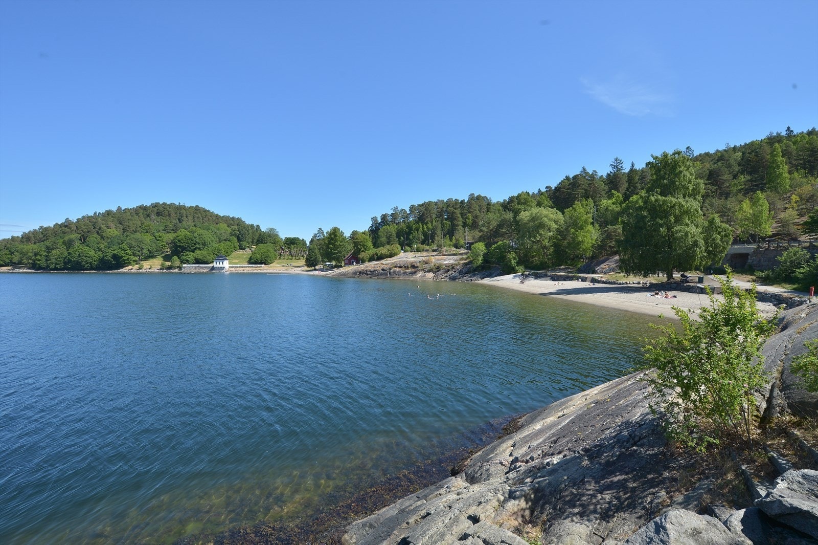 Kort kjøretur unna finner man flere badestrender som bl.a. populære Hvervenbukta. Galleribilde
