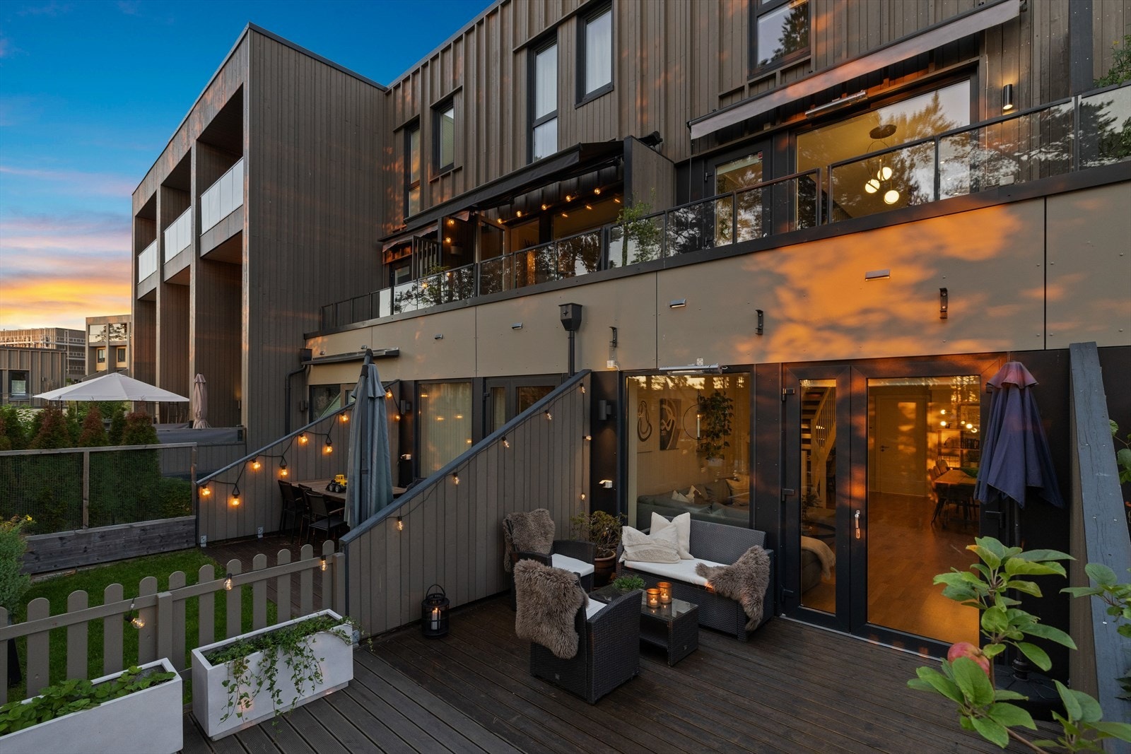 Koselig både dag og kveld! Det er terrassevarmer både på balkongen og terrassen som muligjør at man kan nyte kjølige høstkvelder på uteplassene. Galleribilde