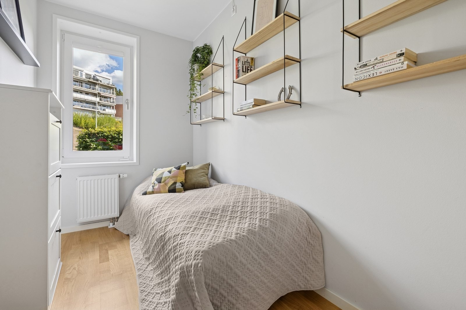 Boligen byr på tre gode soverom, hvor ett plassert i 1.etasje. Galleribilde