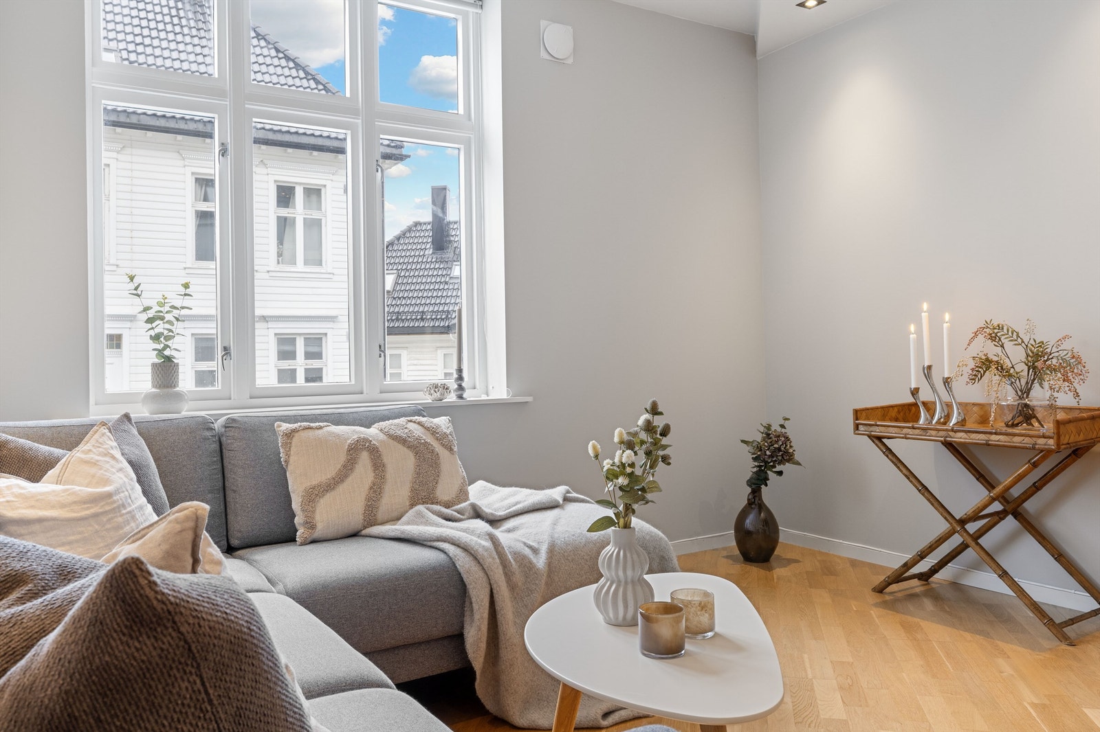 Leiligheten ligger i en høy 1. etasje med lite innsyn Galleribilde