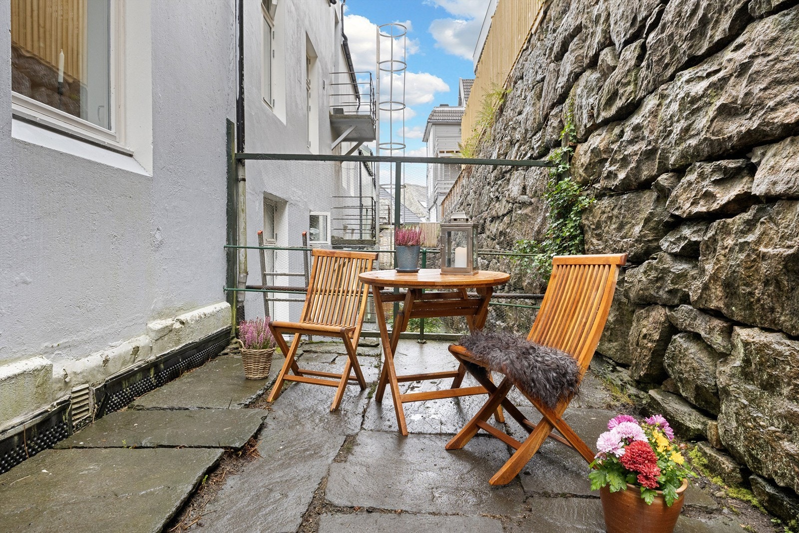 Sensommer er det sol fra ca kl. 12 og ca. en times tid på uteplassen Galleribilde
