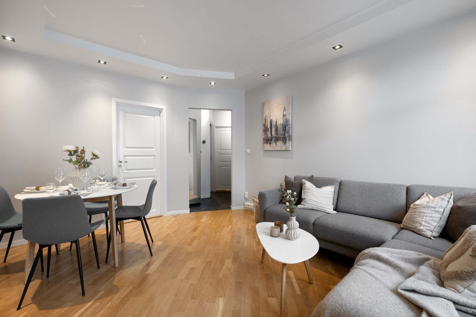 Downligtsene gir en behagelig belysning og lun stemning. Leiligheten har en meget praktisk planløsning med godt utnyttet areal Galleribilde