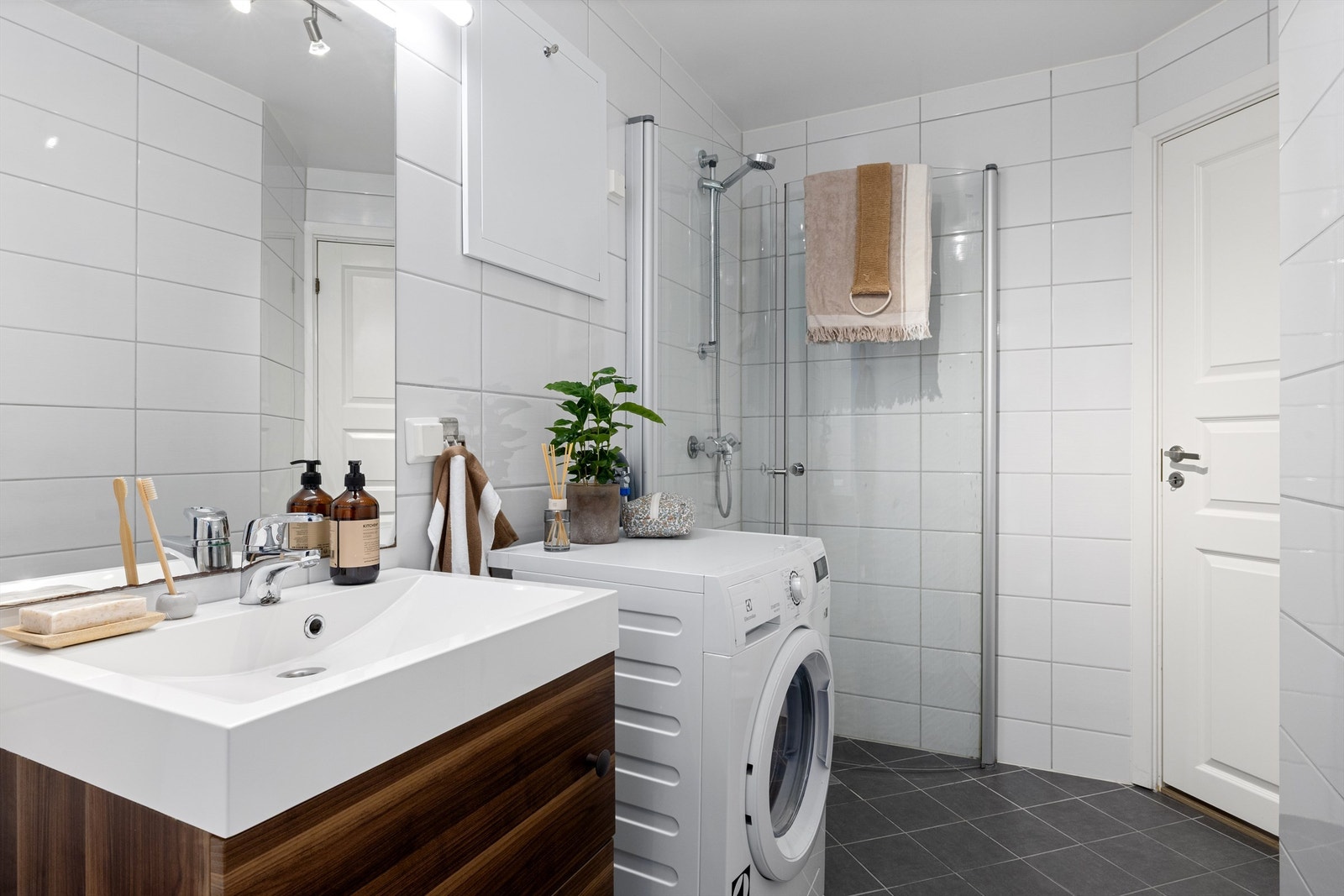 Badet er innredet med wc, servant med innredning, dusjhjørne, samt opplegg for vaskemaskin Galleribilde