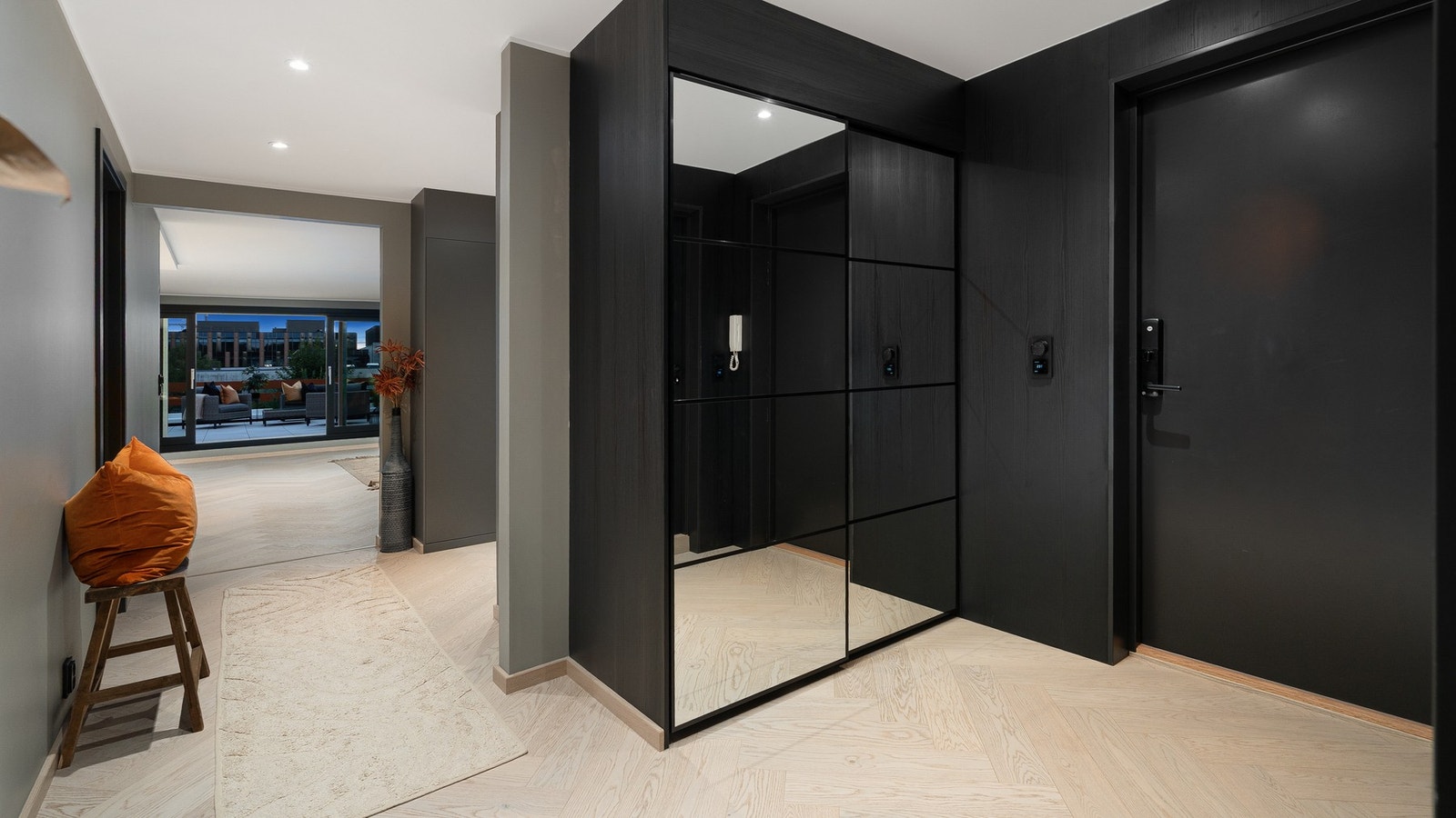 Alle garderobeskap med dører er innredet og har LED-belysning. Galleribilde