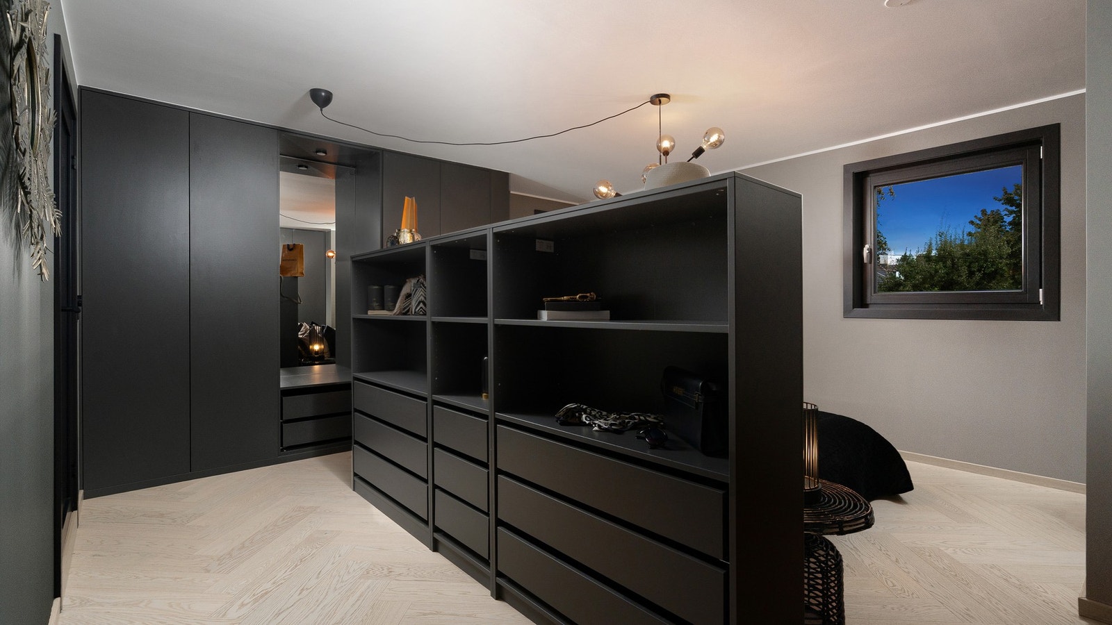 Spesialtilpasset speil i pent skap. Galleribilde