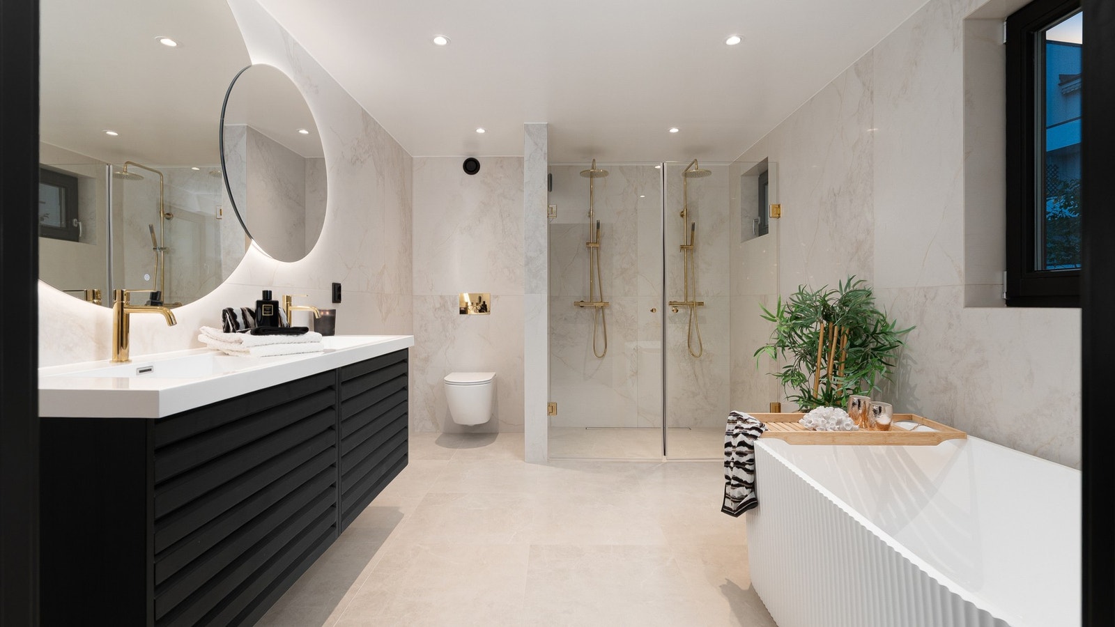 Leiligheten to lekre bad, hvorav det ene ligger i suiteløsning med hovedsoverommet. Galleribilde