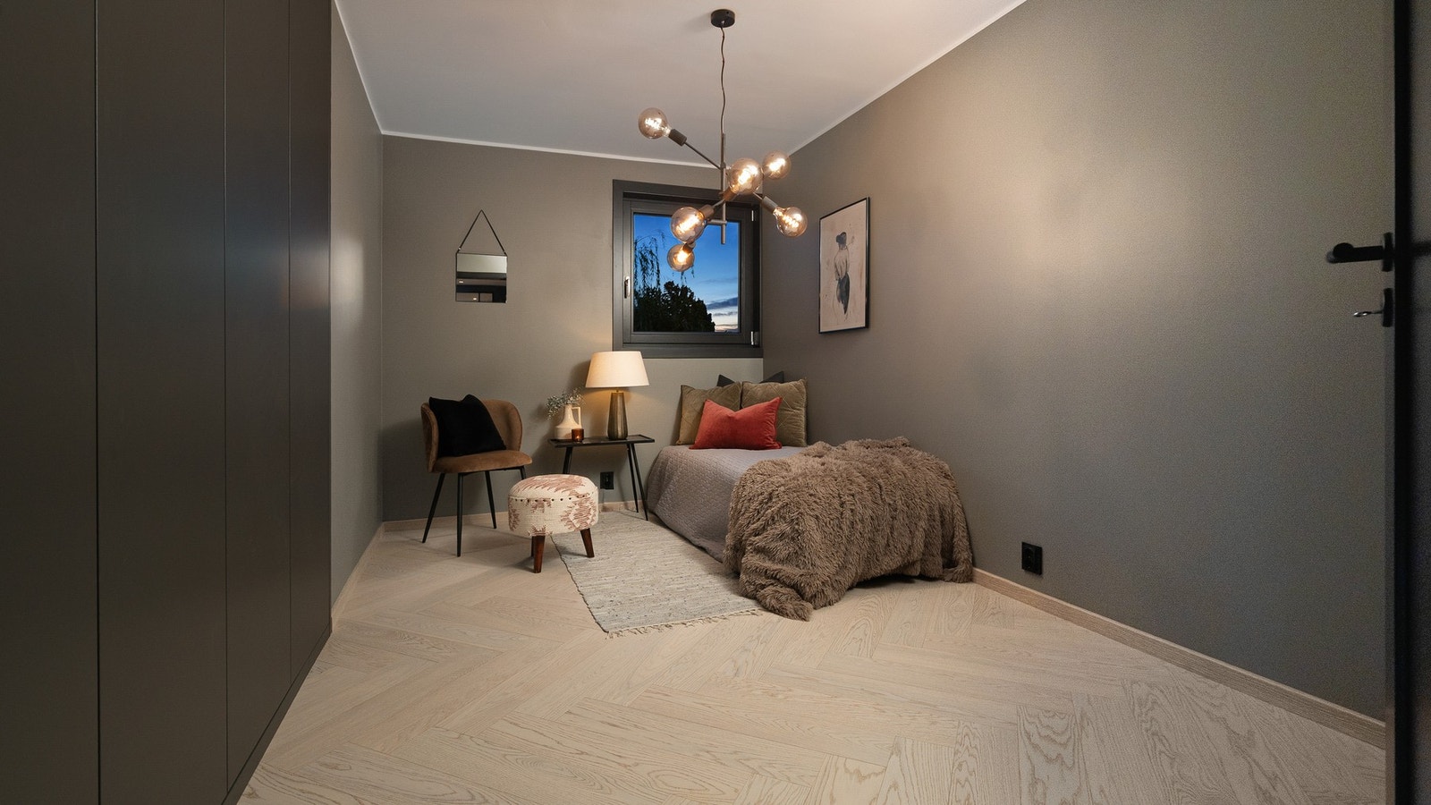 Her er det ferdig innredet med tre garderobeskap og det er ellers nok plass til seng eller det man måtte ønske. Galleribilde