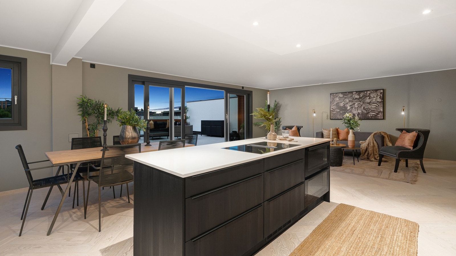 Planlimt platetopp med innebygget ventilator med plasmafilter og dobbel vinskuff fra Norcool. Galleribilde