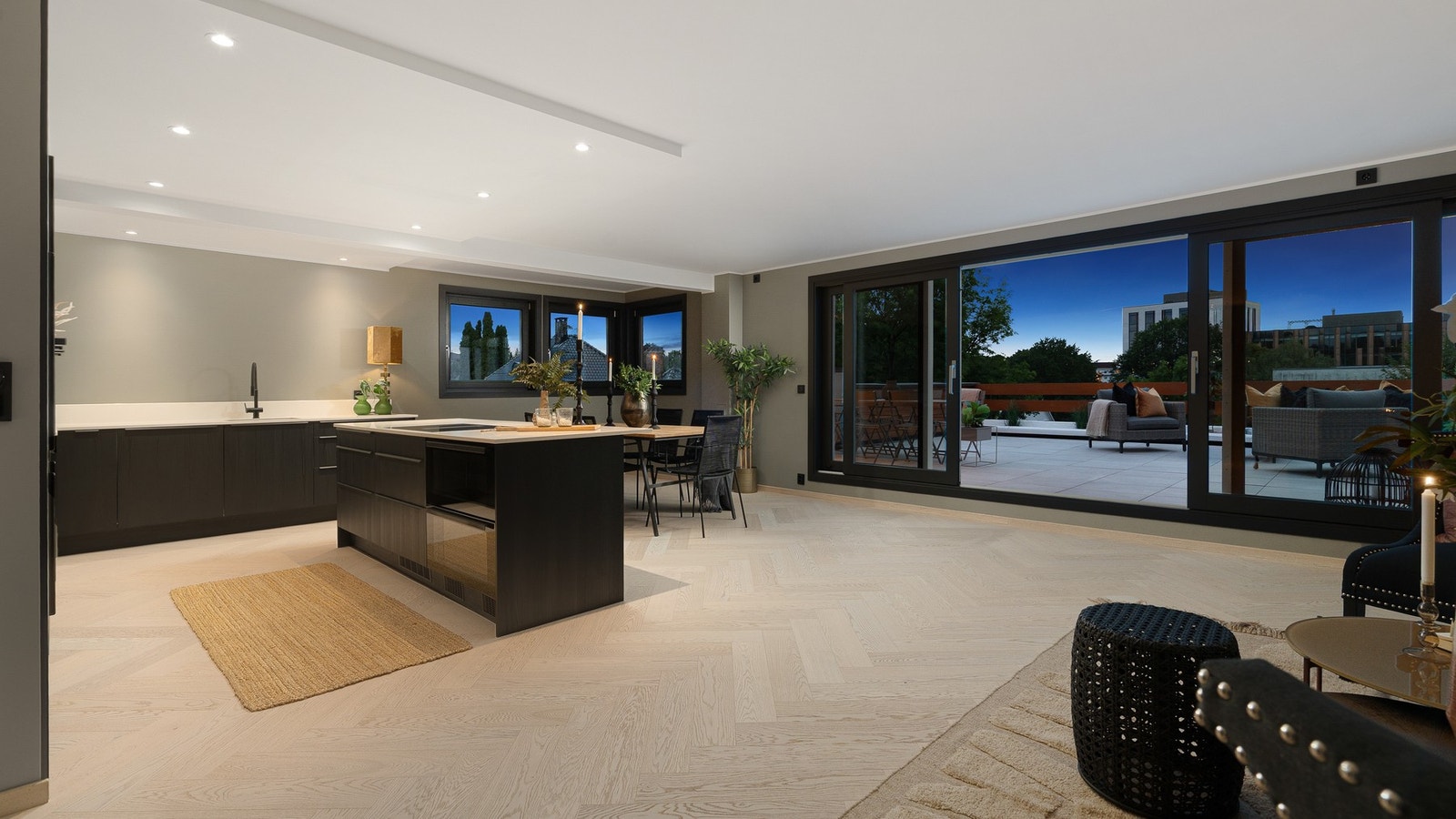 Kjøkkenet har åpen løsning mot stuen, her kan man være sosial med gjestene mens man lager maten. Galleribilde