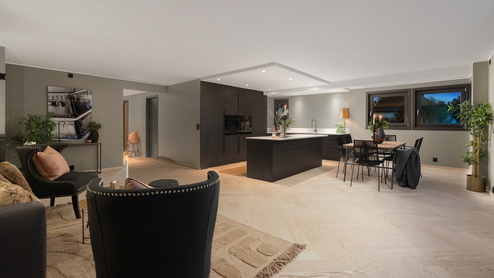 Bred fiskebensparkett med varmefolie i alle rom gir lun varme. Galleribilde