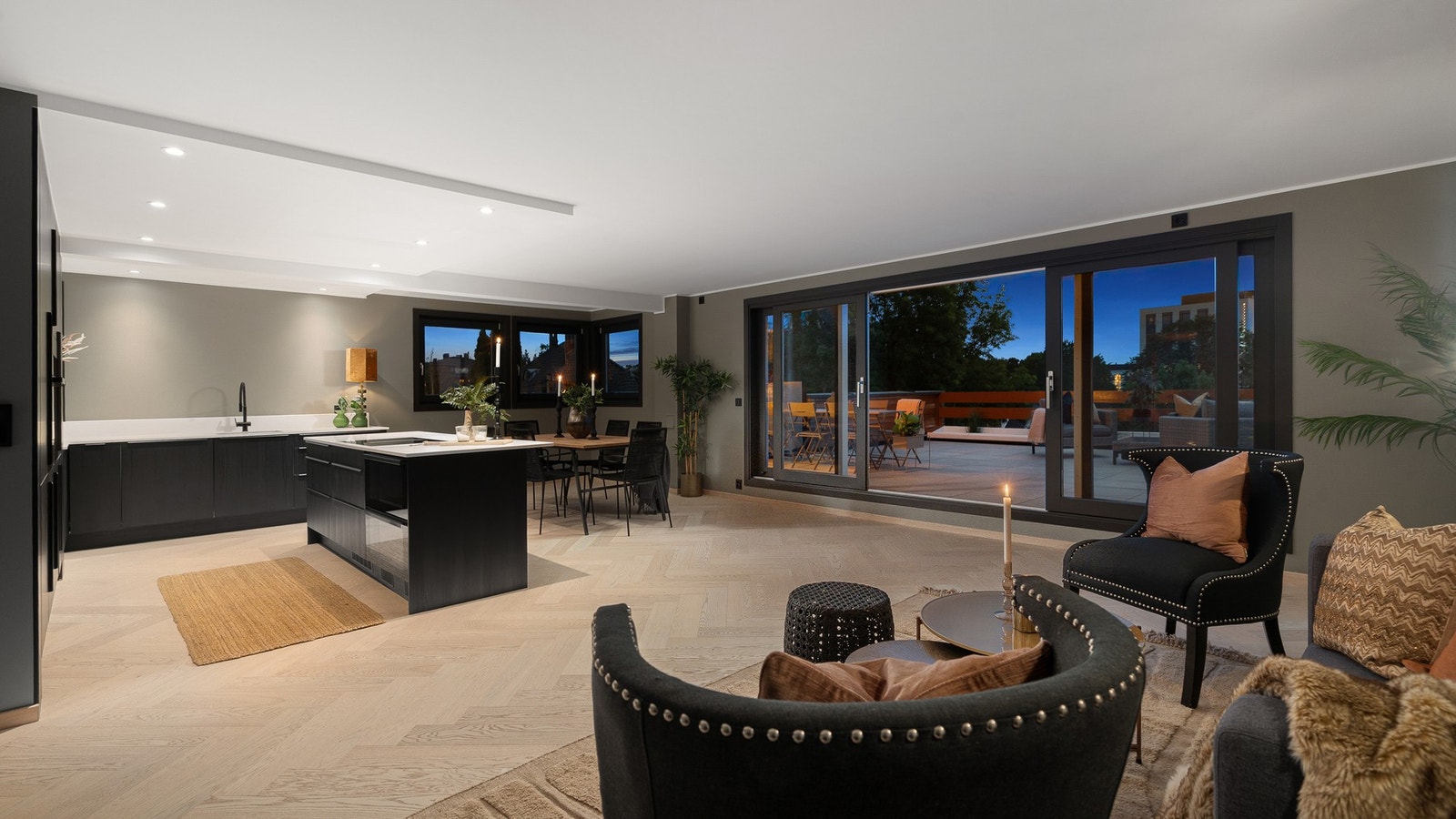 Stuen er luftig og lekker med gode lysforhold fra vinduer og to store skyvedører i glass. Galleribilde