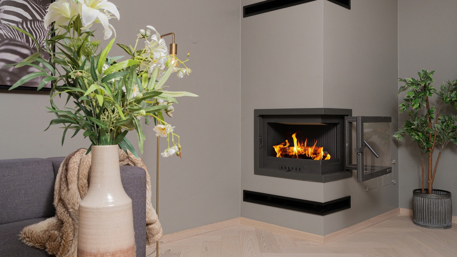 Lune kvelder sikres av en flott, plassbygget peisinnsats, plassert slik at peisen kan nytes fra både stuen og kjøkkenet. Galleribilde