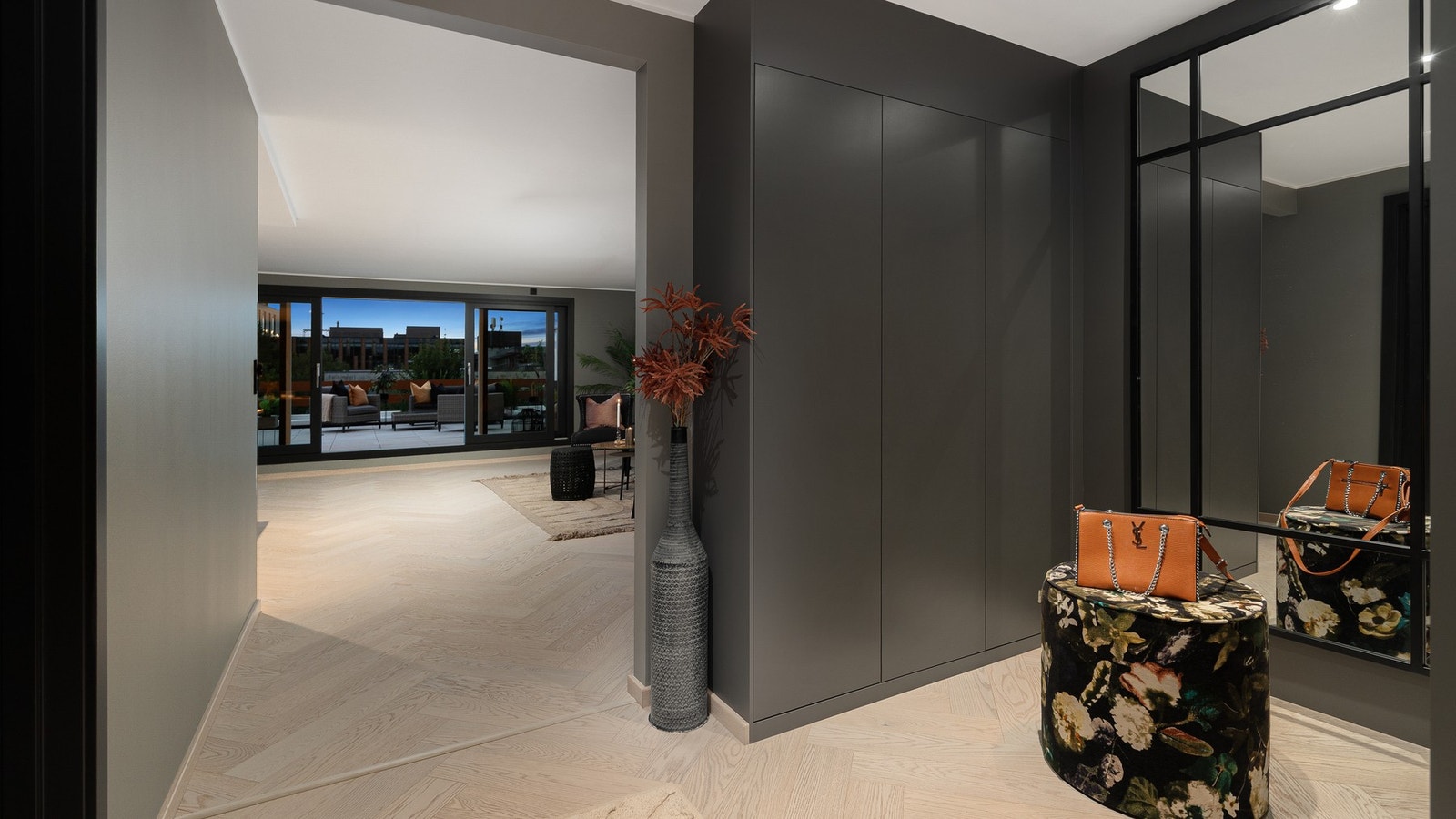 Entreen er meget innbydende og gir en god smakebit på det gjennomførte uttrykket i leiligheten. Galleribilde