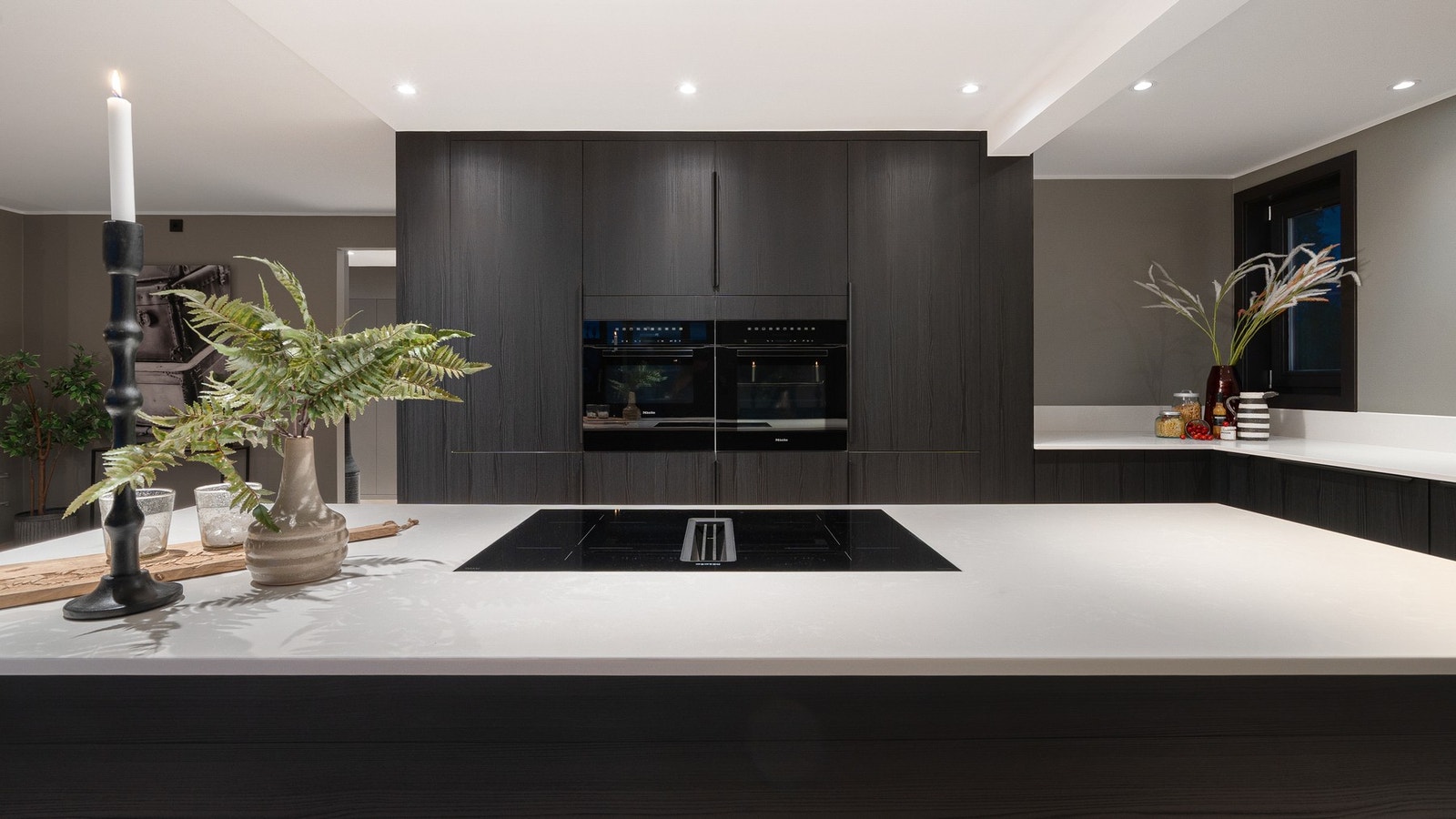 Alle hvitevarer utenom vinskuff er fra Miele; stekeovn, mikro/kombiovn, varmeskuff, kjøl/frys, oppvaskmaskin og platetopp. Galleribilde