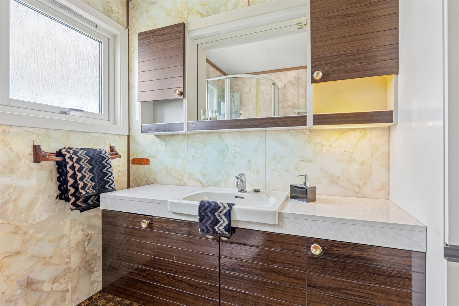 Det er montert innredning med vask, opplegg til vaskemaskin og dusjkabinett. Ventil i vegg. Galleribilde