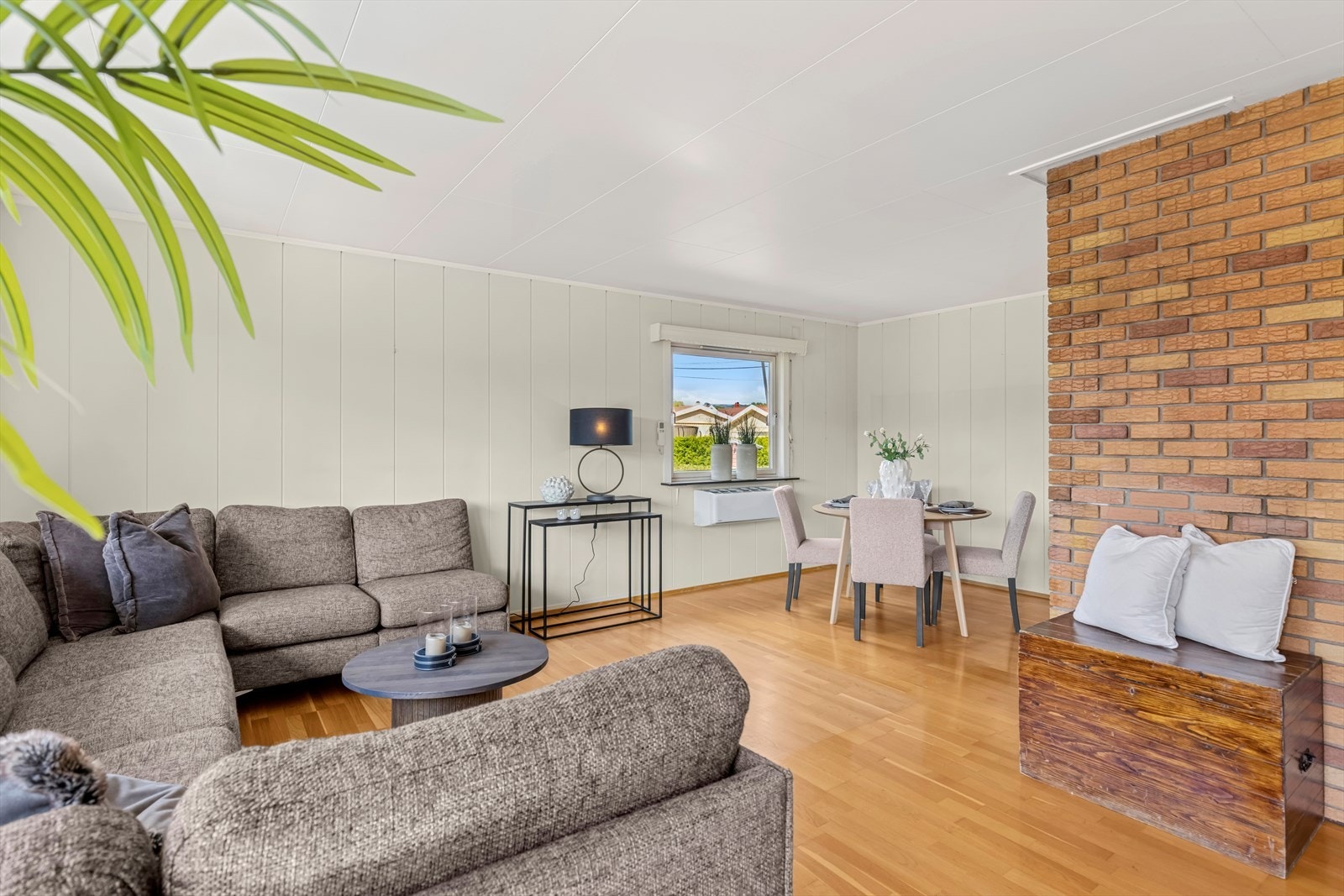 Rommet er utformet i vinkel, noe som gjøre det enkelt og naturlig å innrede i flere soner. Galleribilde