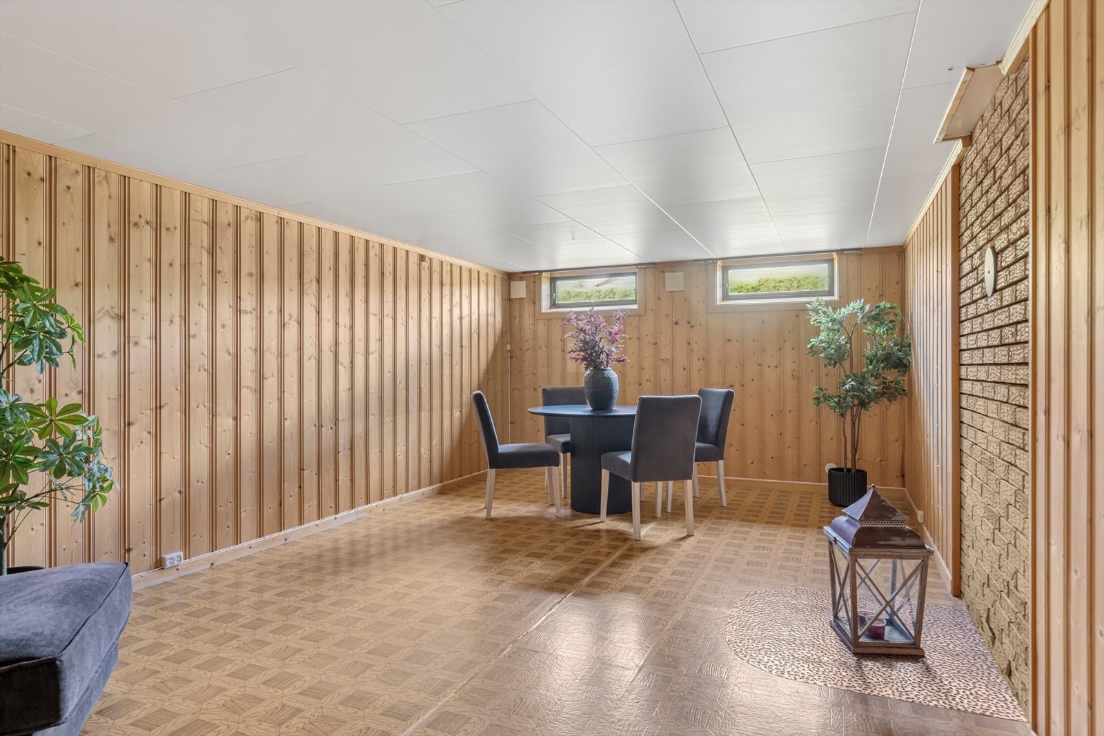 Rommene tilfredsstiller ikke dagens krav til rom for varig opphold iffh. rømningsvei/dagslysflate/takhøyde. Galleribilde