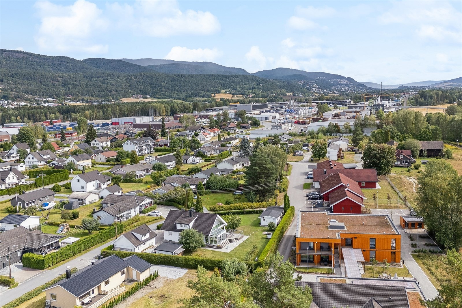 Eiendommen har en god beliggenhet i et ettertraktet og veletablert boligområde på Loesmoen i Hokksund. Galleribilde