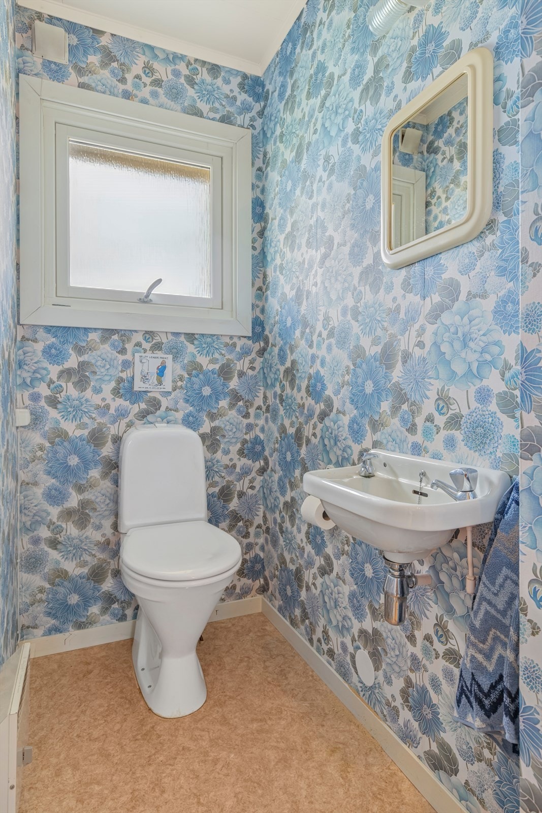 Separat toalettrom i 1. etasje. Galleribilde