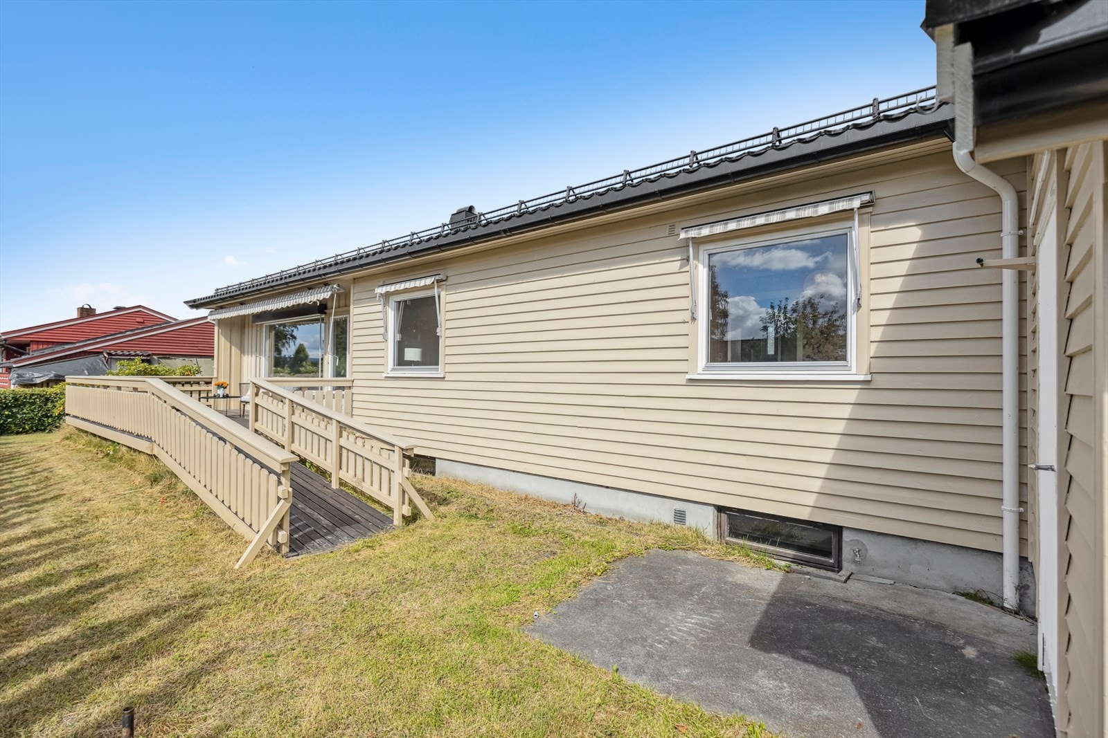 Praktisk bod i bakkant av garasjen. Galleribilde