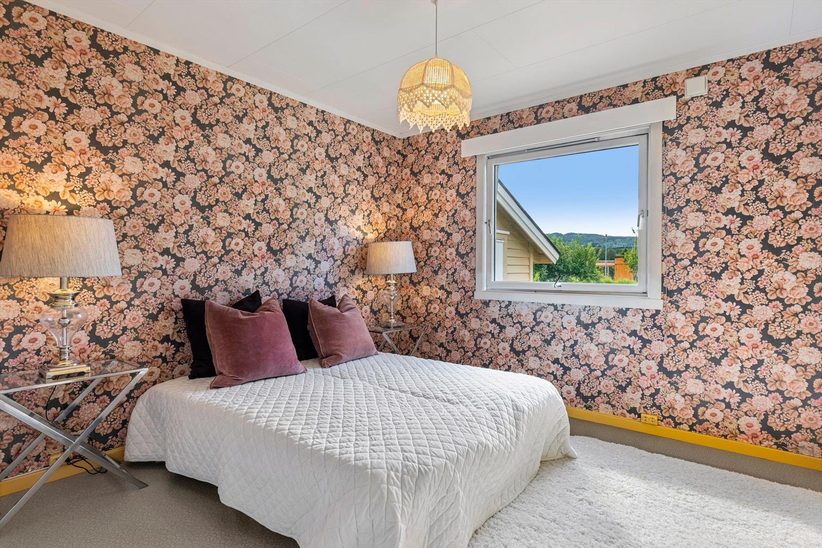 Boligen inneholder tre soverom, alle beliggende i 1. etasje i fin tilknytning til badet og toalettrommet. Galleribilde