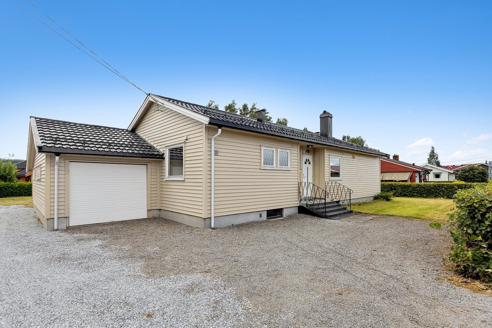 Eneboligen er oppført i ca 1968, tilbygd med bod i bakkant av garasje i 1971. Galleribilde